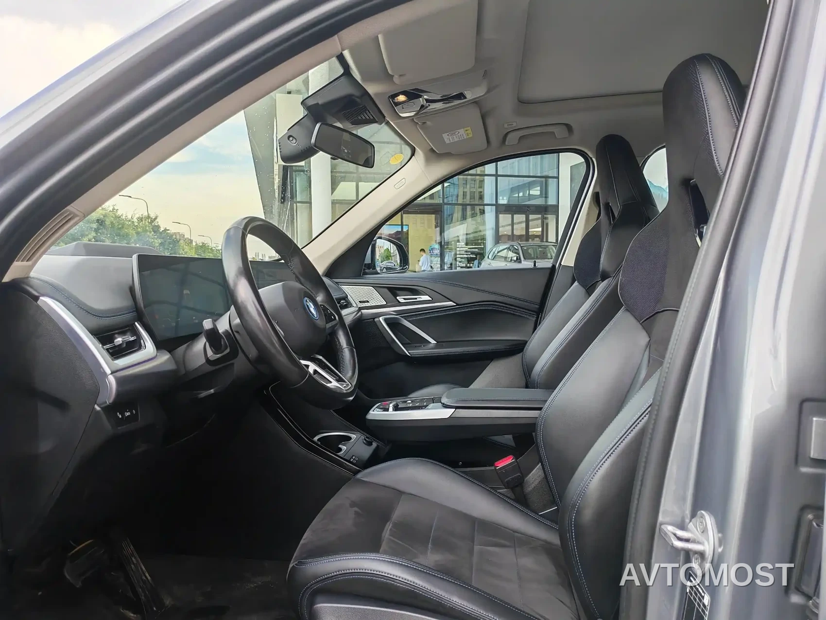 BMW iX1 2023 xDrive30L M Sport Package — фото 12