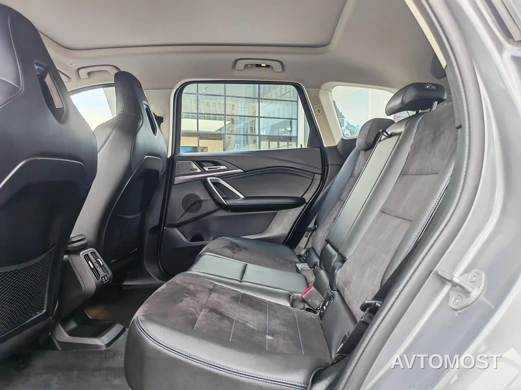 BMW iX1 2023 xDrive30L M Sport Package — фото 13