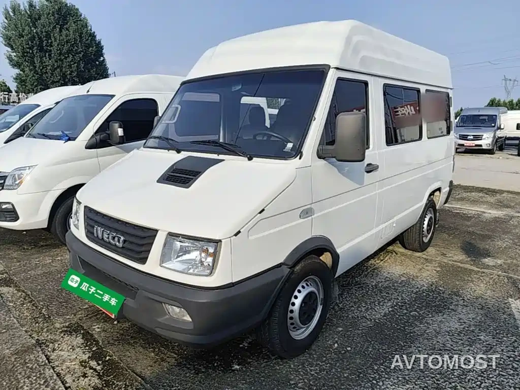 Iveco Daily 2021 Model 2.5T A35 M1 Passenger Vehicle 5-9 Seats Short Wheelbase Medium Roof Single Tire Sliding Door — фото 1