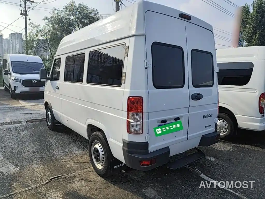 Iveco Daily 2021 Model 2.5T A35 M1 Passenger Vehicle 5-9 Seats Short Wheelbase Medium Roof Single Tire Sliding Door — фото 4