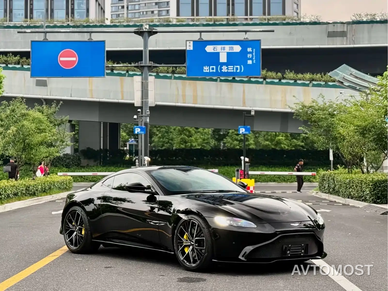 Aston Martin V8 Vantage 2022 4.0T V8 Coupe — фото 2