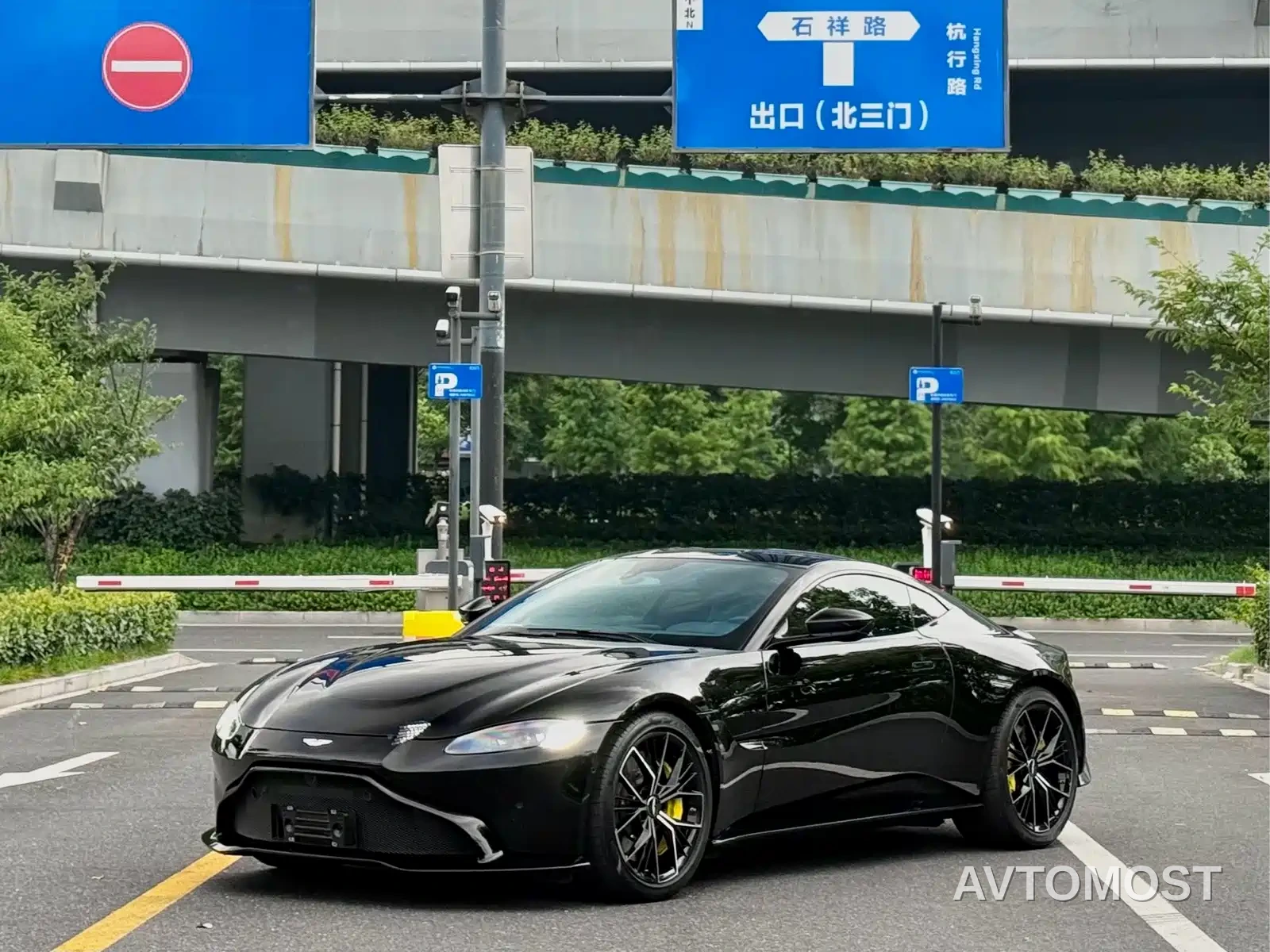 Aston Martin V8 Vantage 2022 4.0T V8 Coupe — фото 3