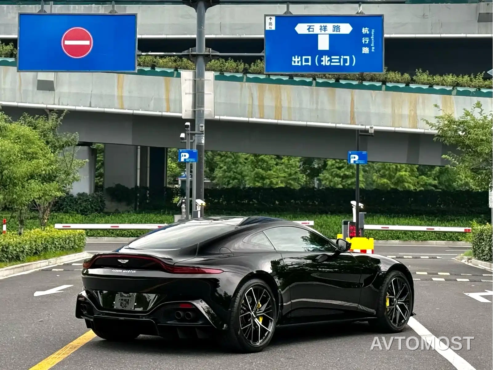 Aston Martin V8 Vantage 2022 4.0T V8 Coupe — фото 7