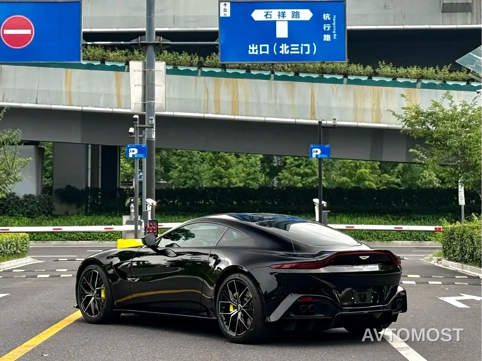 Aston Martin V8 Vantage 2022 4.0T V8 Coupe — фото 9