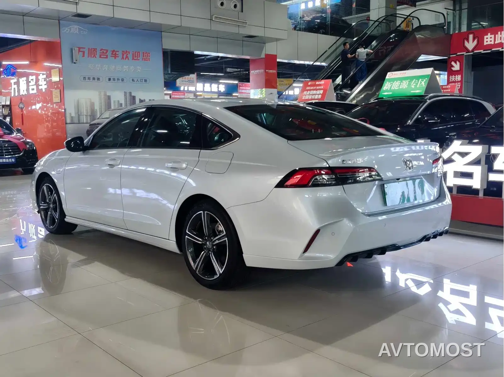 Honda Inspire Hybrid 2023 e:PHEV Premium Edition — фото 8