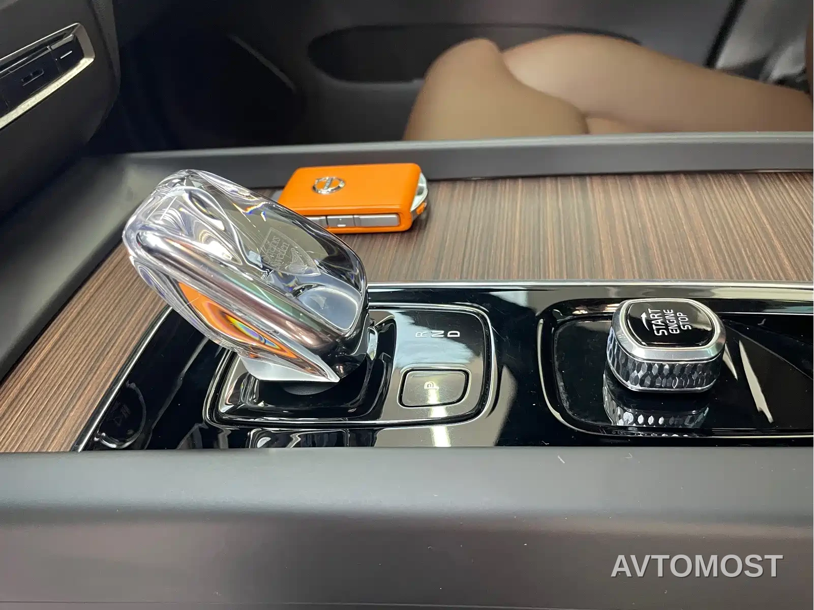 Volvo XC60 Plug-in Hybrid 2022 T8 Plug-in Hybrid Long Range AWD Momentum Luxury Edition — фото 20