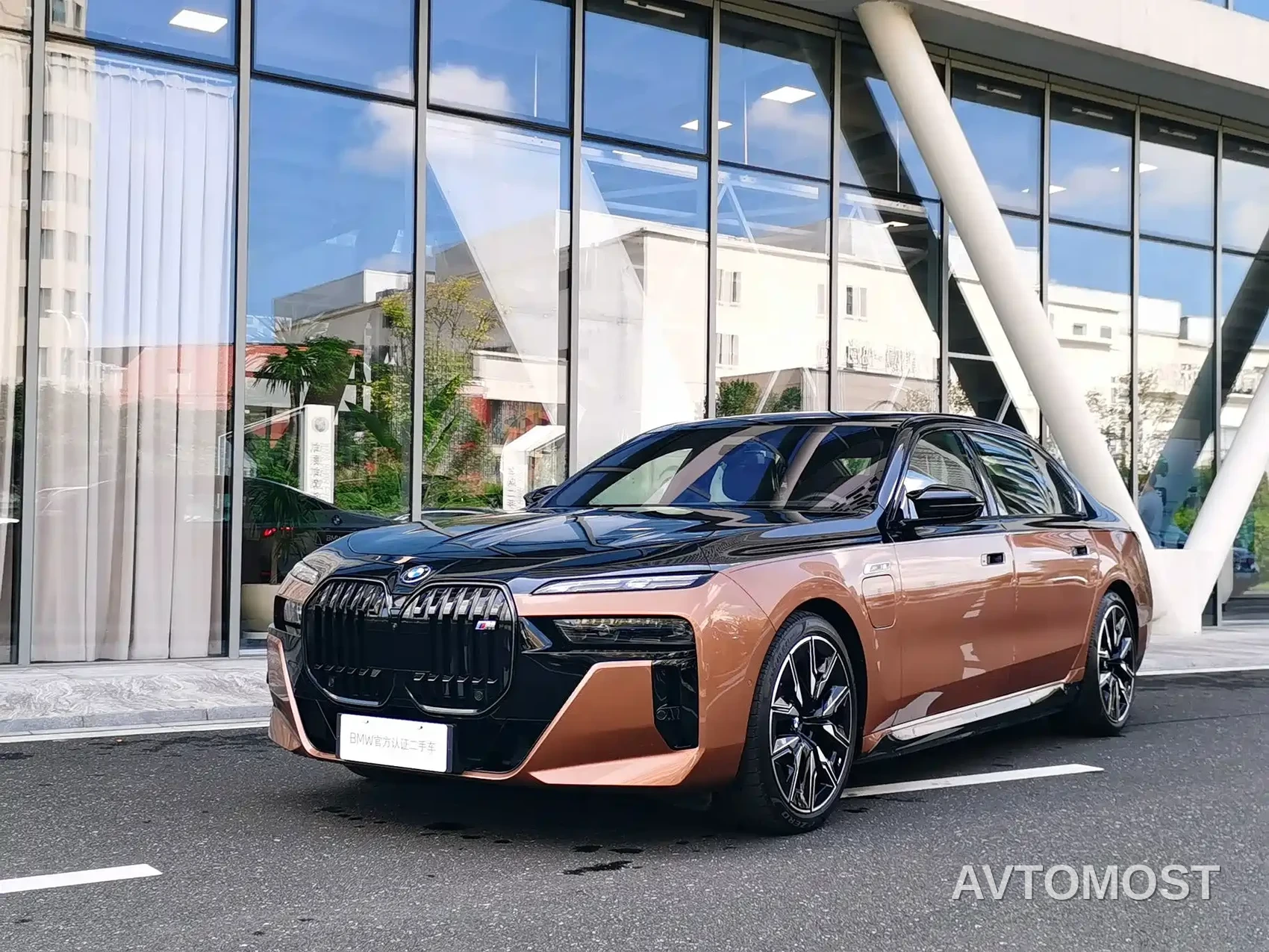 BMW i7 M70L 2023 M70L — фото 1