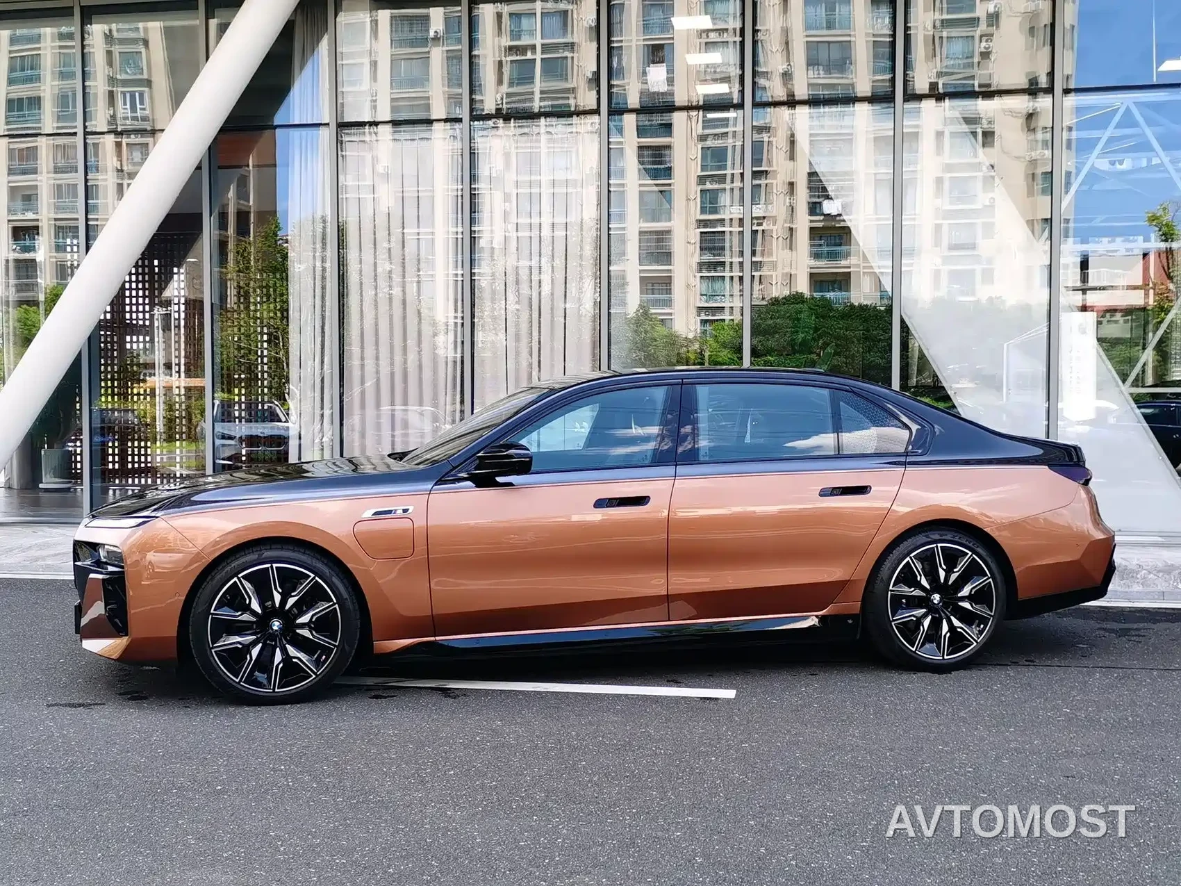 BMW i7 M70L 2023 M70L — фото 4
