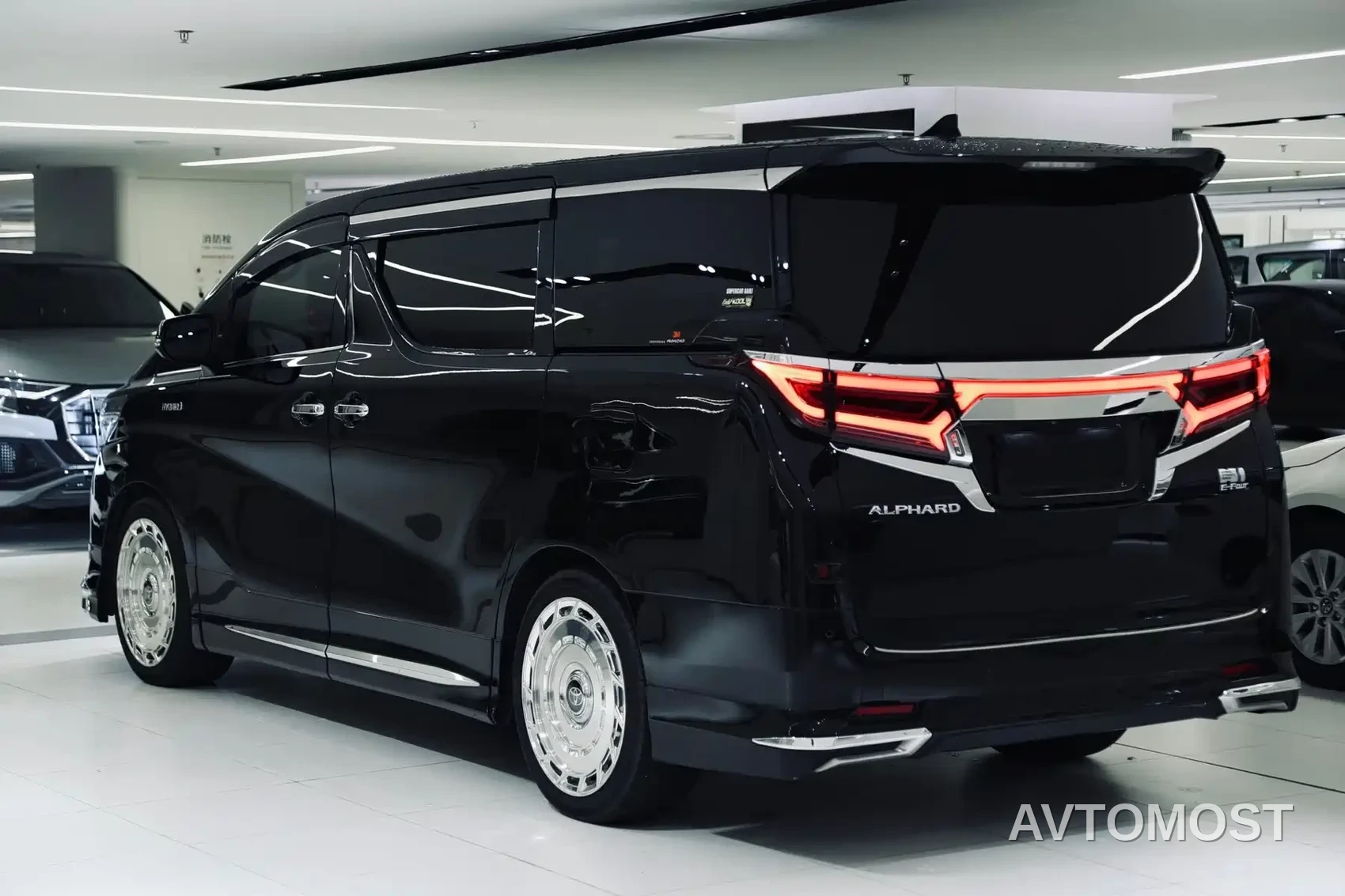 Toyota Alphard 2021 Hybrid 2.5L Luxury — фото 2