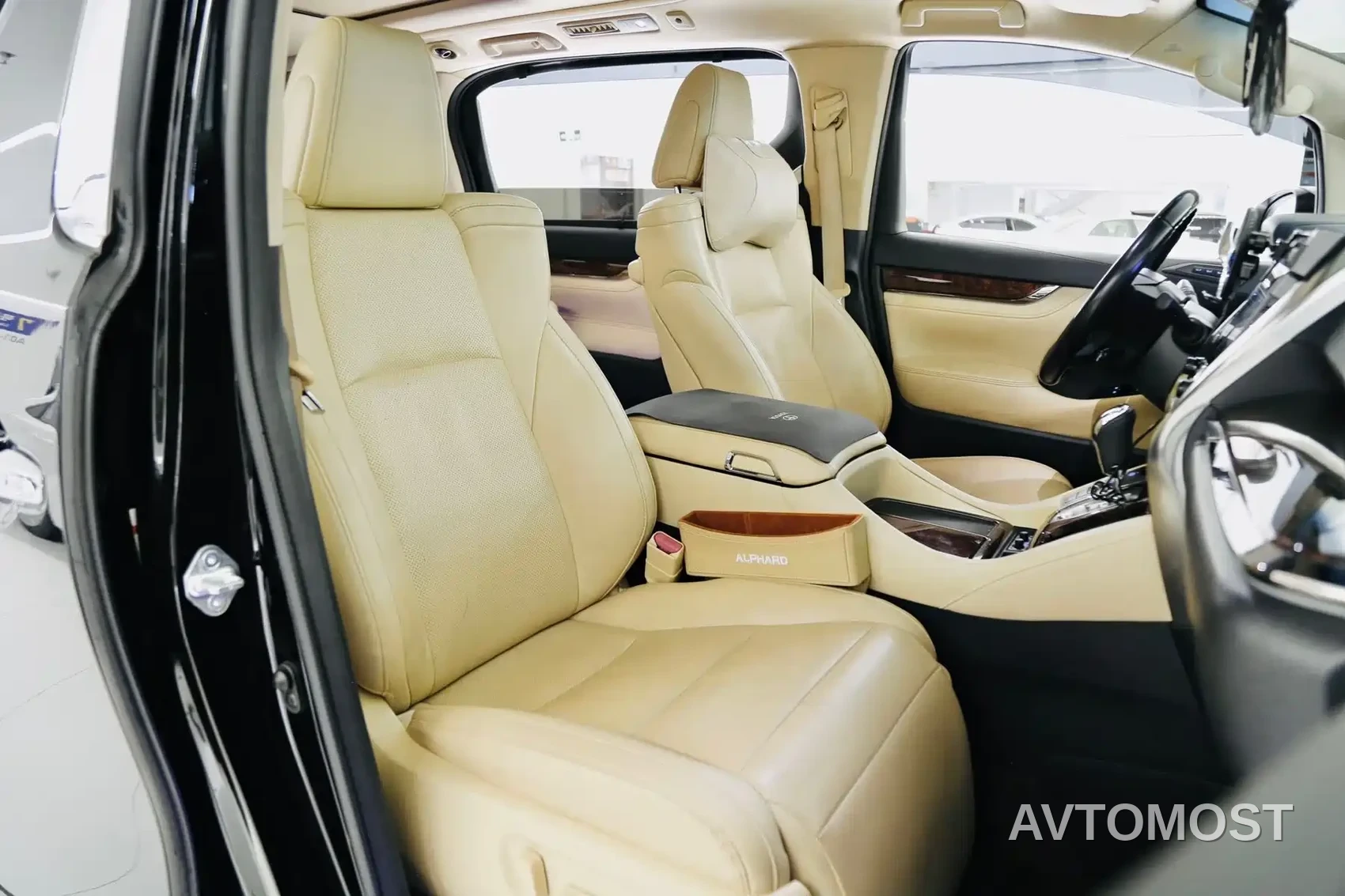 Toyota Alphard 2021 Hybrid 2.5L Luxury — фото 11