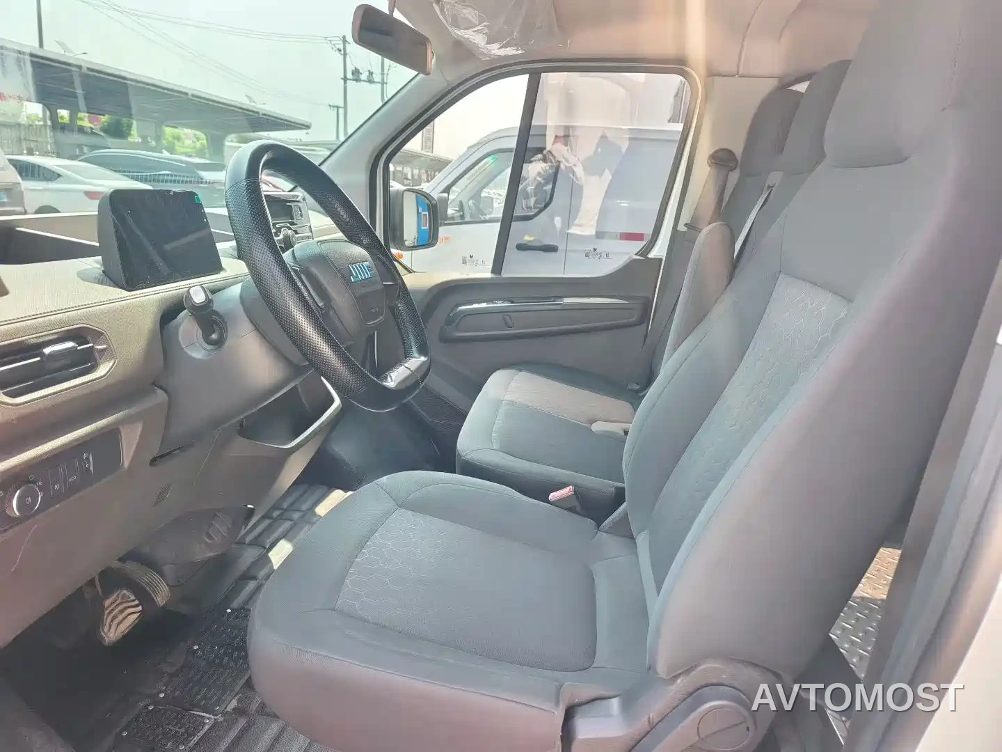 Jiangling E-Fushun 2025 Model Blind Window Version 53.58kWh Medium Wheelbase Low Roof 3.5-ton — фото 3