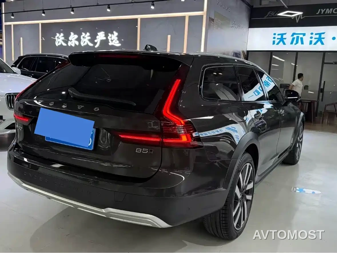 Volvo V90 2024 Cross Country B5 AWD Premium Edition — фото 4