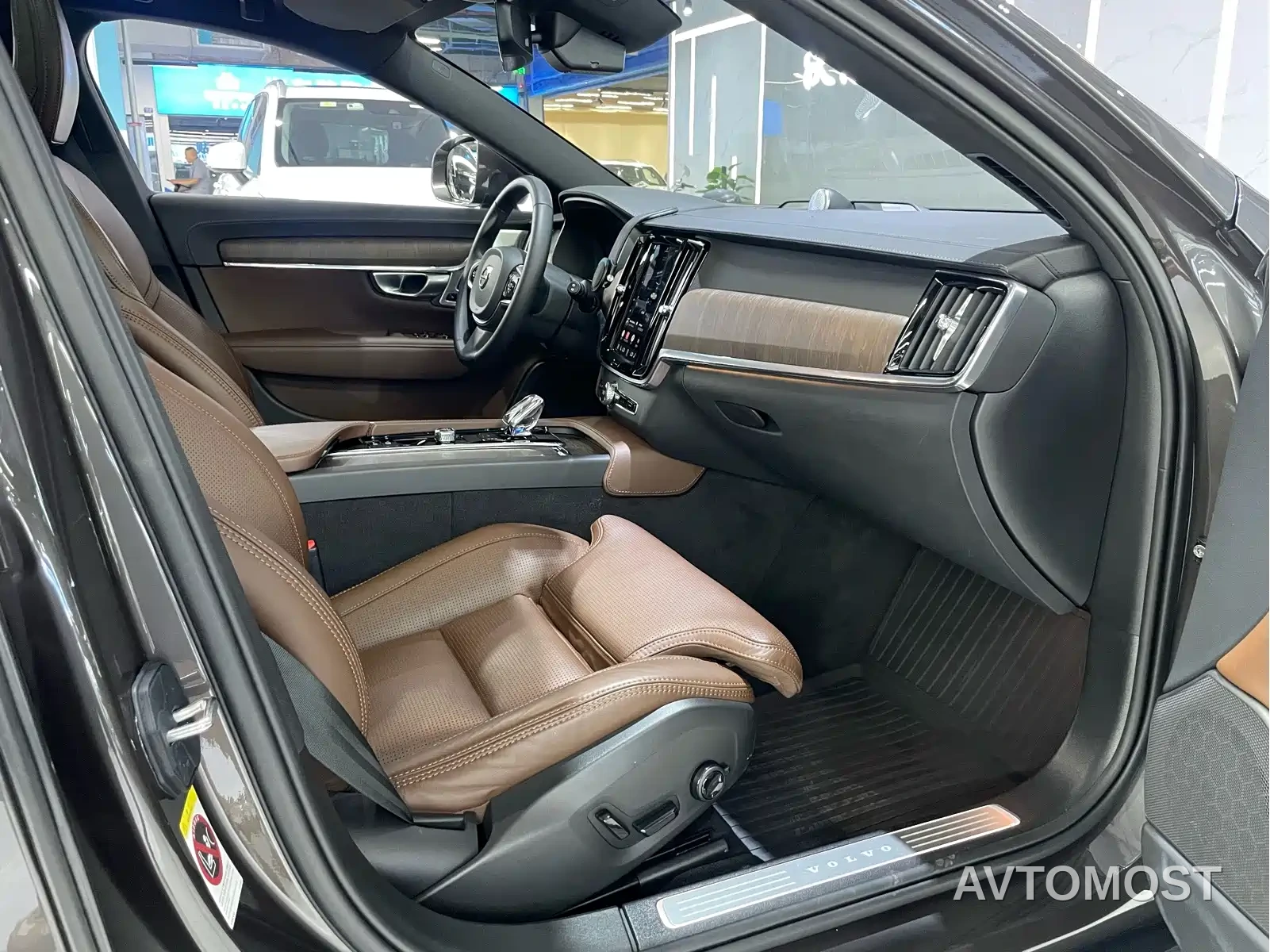 Volvo V90 2024 Cross Country B5 AWD Premium Edition — фото 9