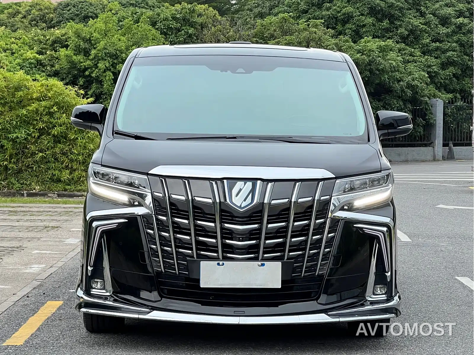 Toyota Alphard 2021 Hybrid 2.5L Luxury — фото 1