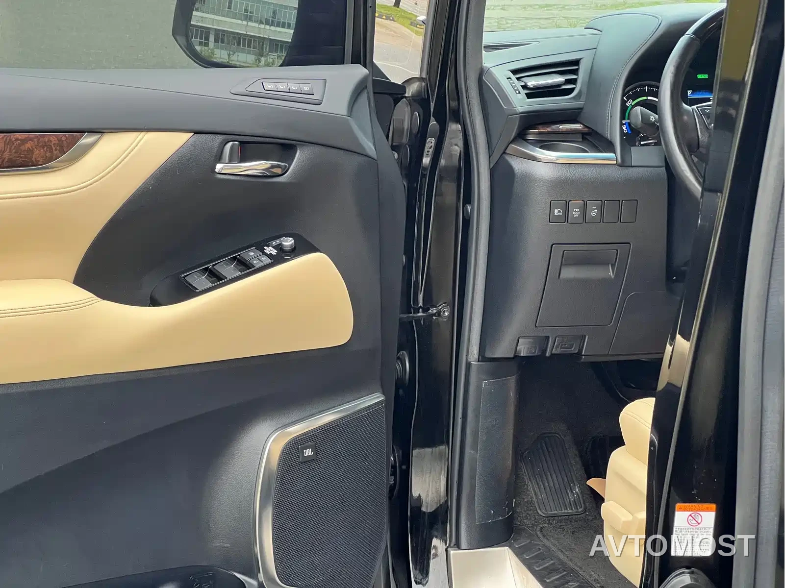Toyota Alphard 2021 Hybrid 2.5L Luxury — фото 11