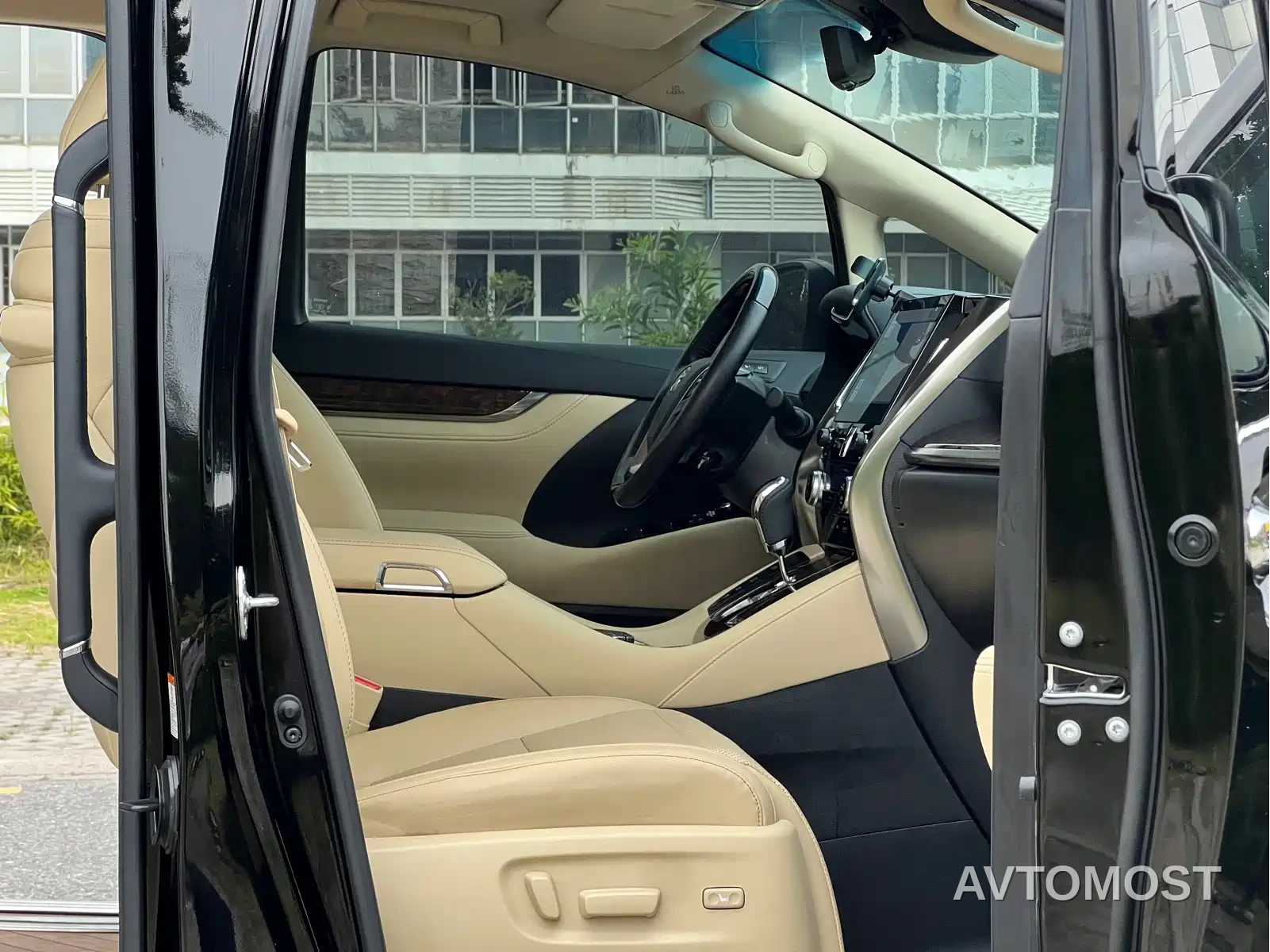 Toyota Alphard 2021 Hybrid 2.5L Luxury — фото 14