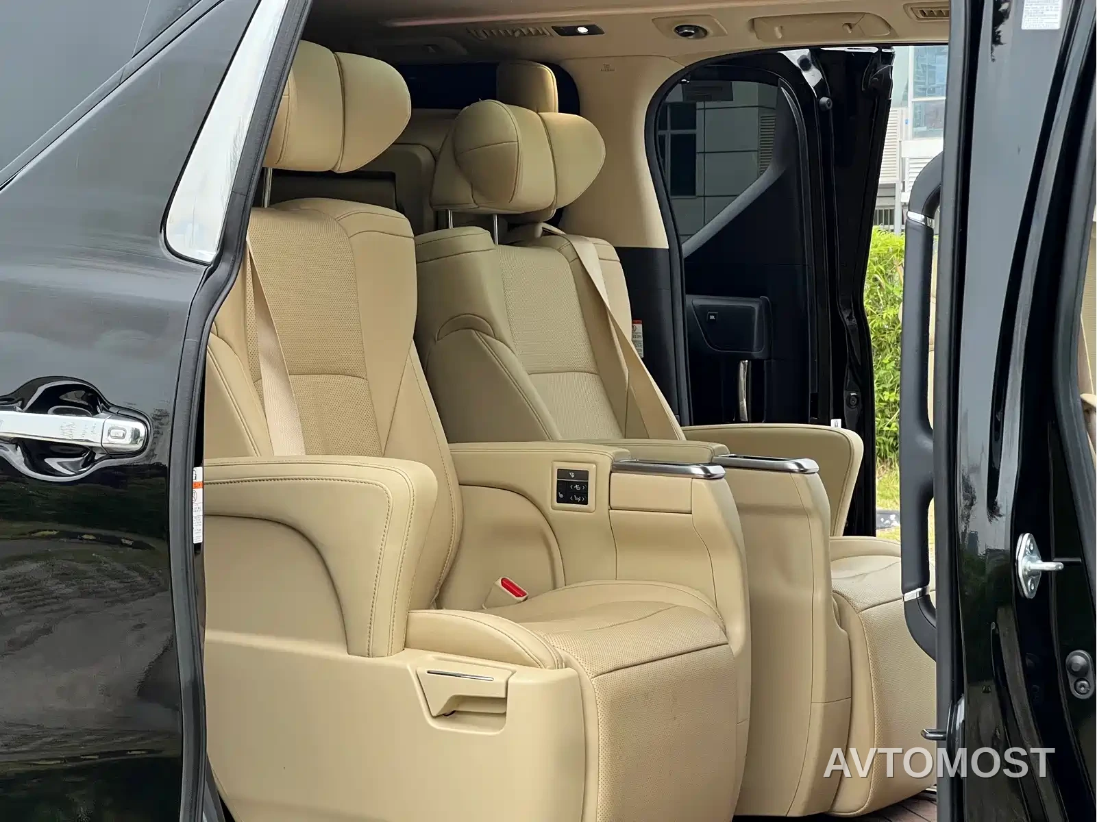 Toyota Alphard 2021 Hybrid 2.5L Luxury — фото 15