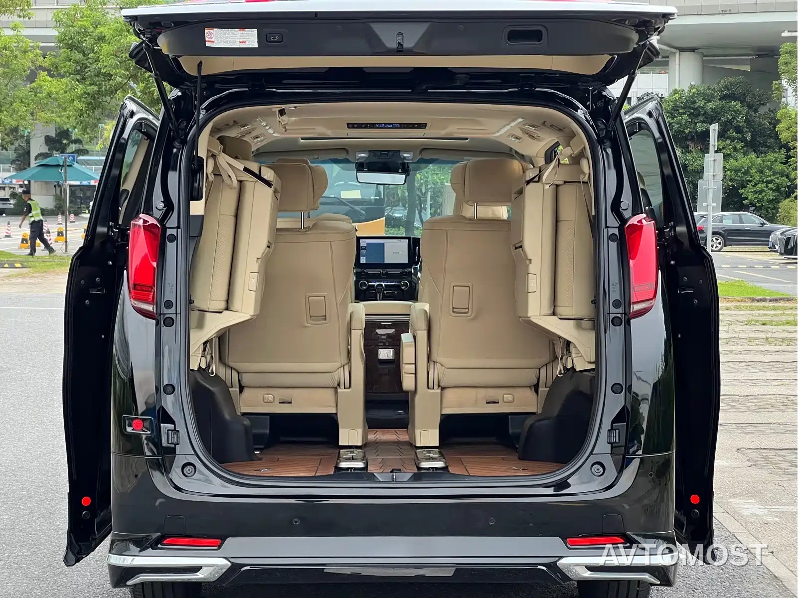 Toyota Alphard 2021 Hybrid 2.5L Luxury — фото 22