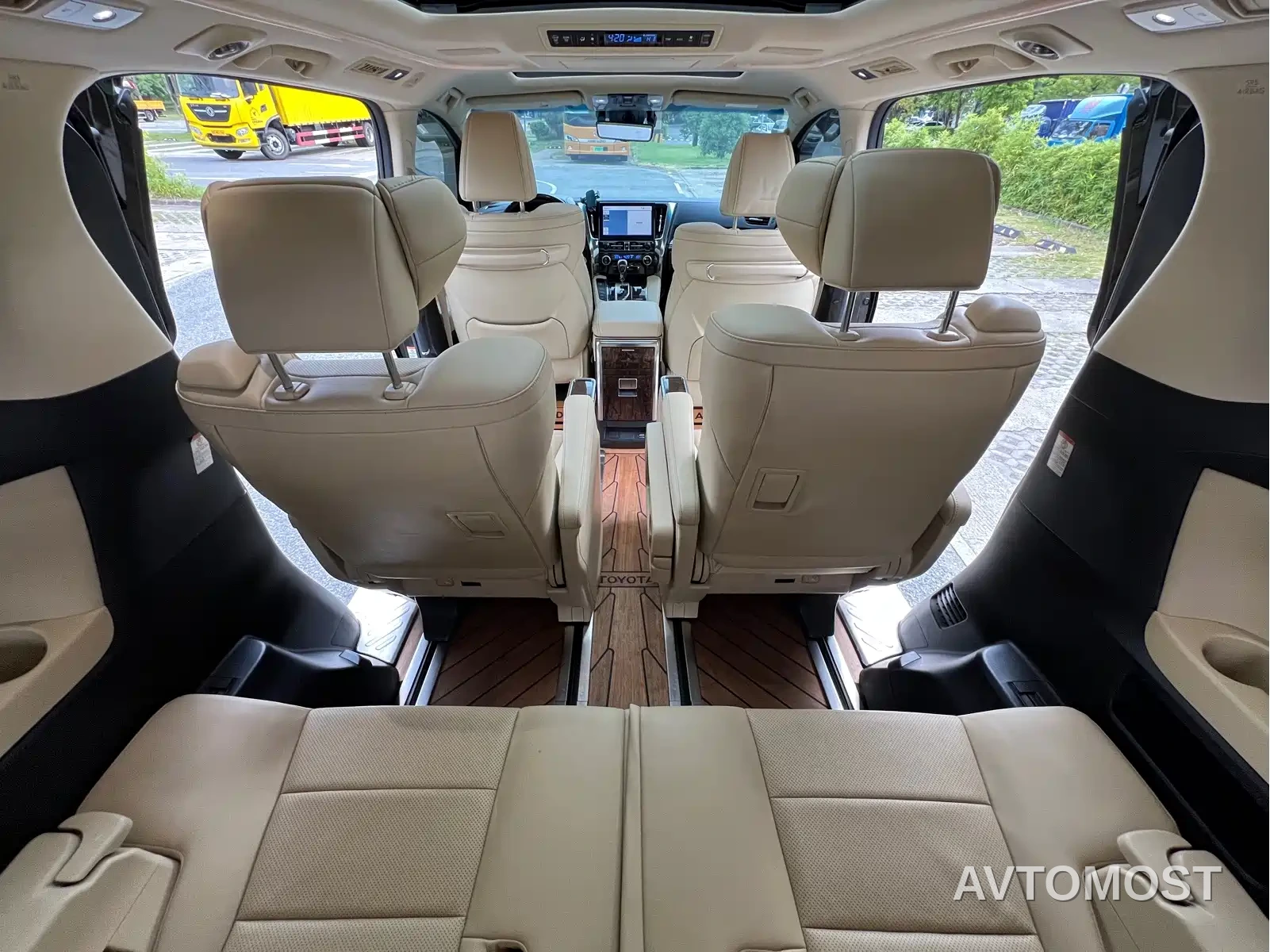 Toyota Alphard 2021 Hybrid 2.5L Luxury — фото 23