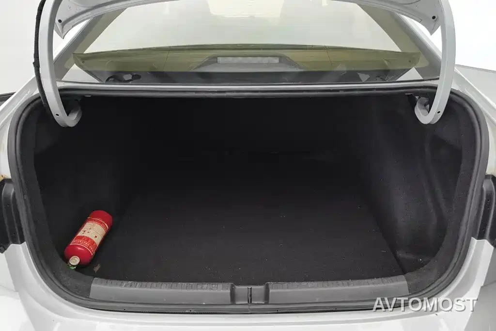 Volkswagen Lavida 2023 XRUI 1.5L Manual New Comfort Edition — фото 4