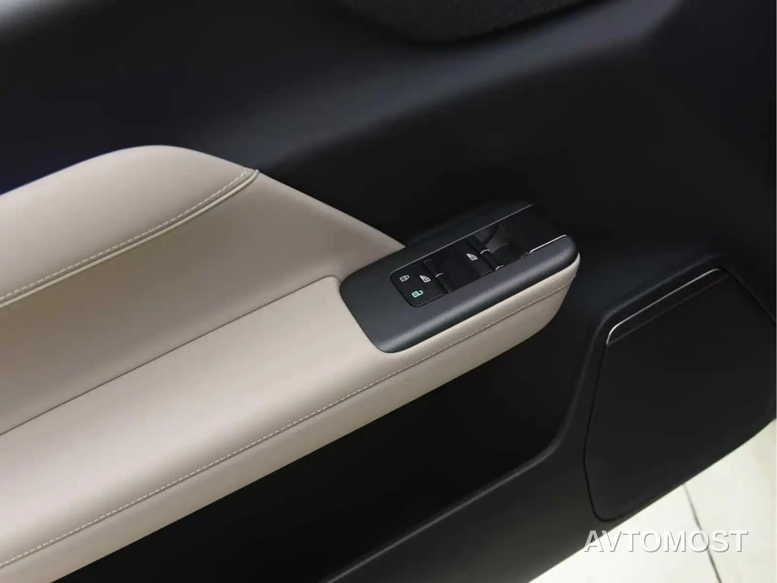 Volvo XC70 Plug-in Hybrid 2025 Standard — фото 12