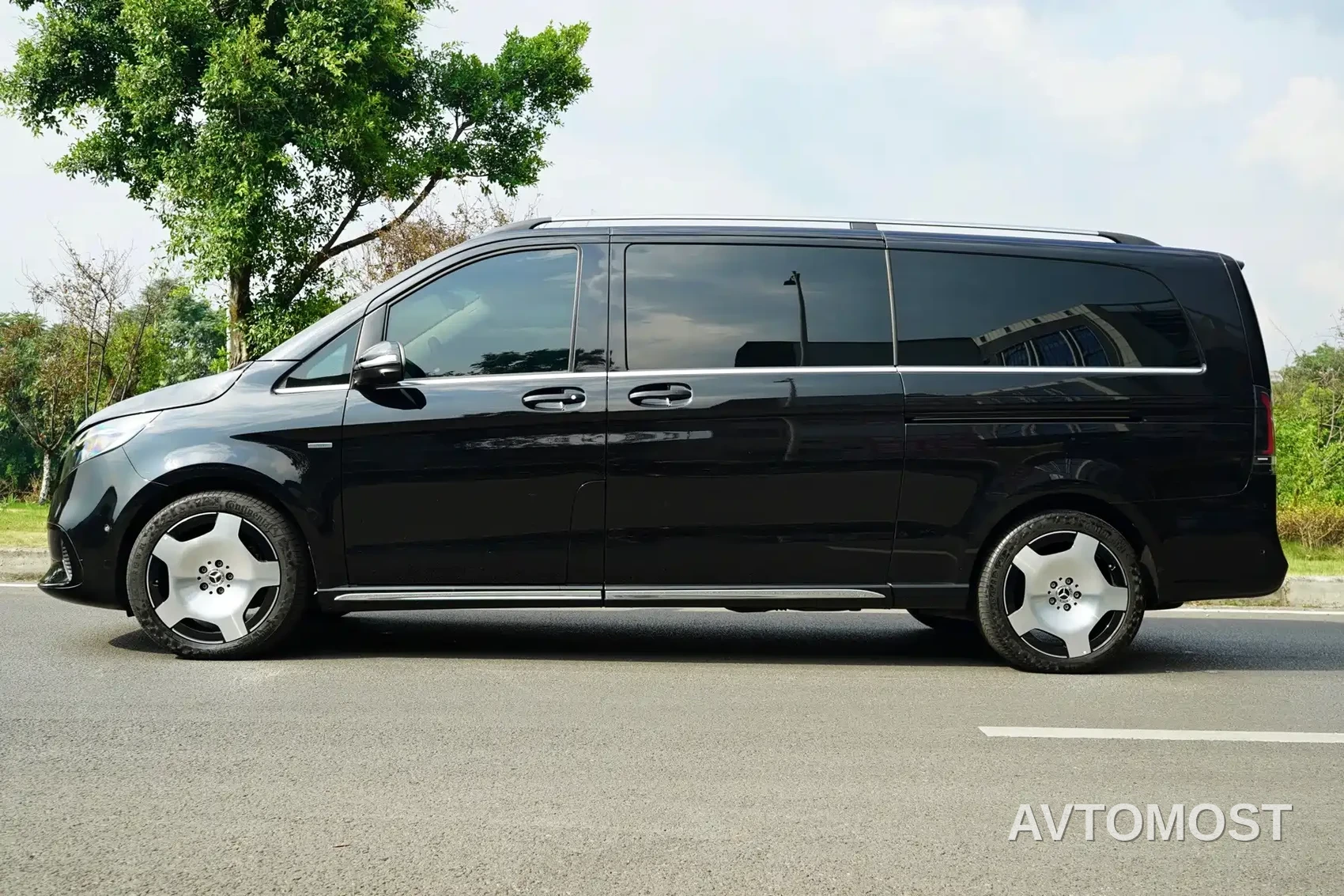 Mercedes-Benz V-Class 2024 V 300 L Long Wheelbase Premium — фото 3