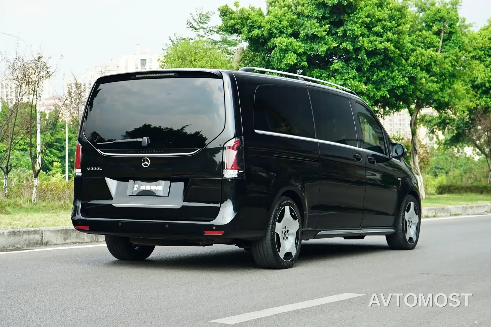Mercedes-Benz V-Class 2024 V 300 L Long Wheelbase Premium — фото 4