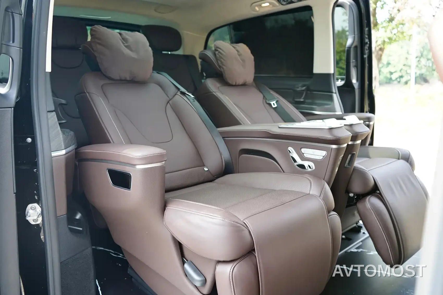 Mercedes-Benz V-Class 2024 V 300 L Long Wheelbase Premium — фото 13