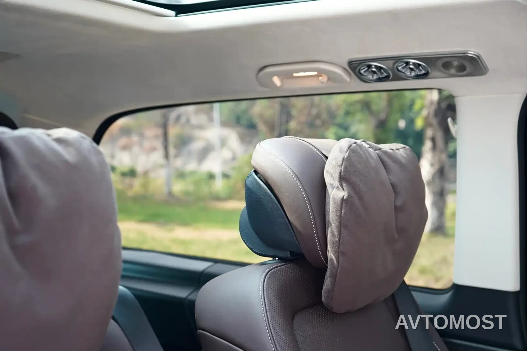 Mercedes-Benz V-Class 2024 V 300 L Long Wheelbase Premium — фото 17