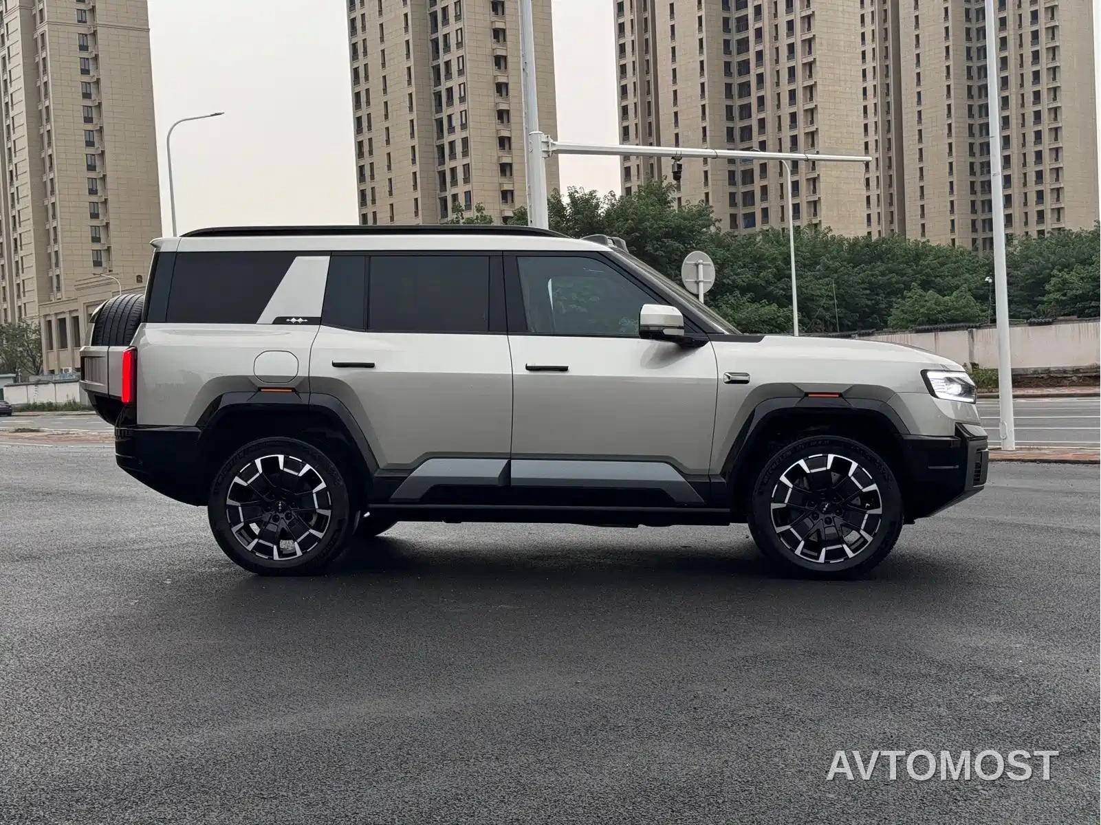 Fang Cheng Bao Leopard 8 2025 Zhiyong Flagship 7-Seater — фото 3