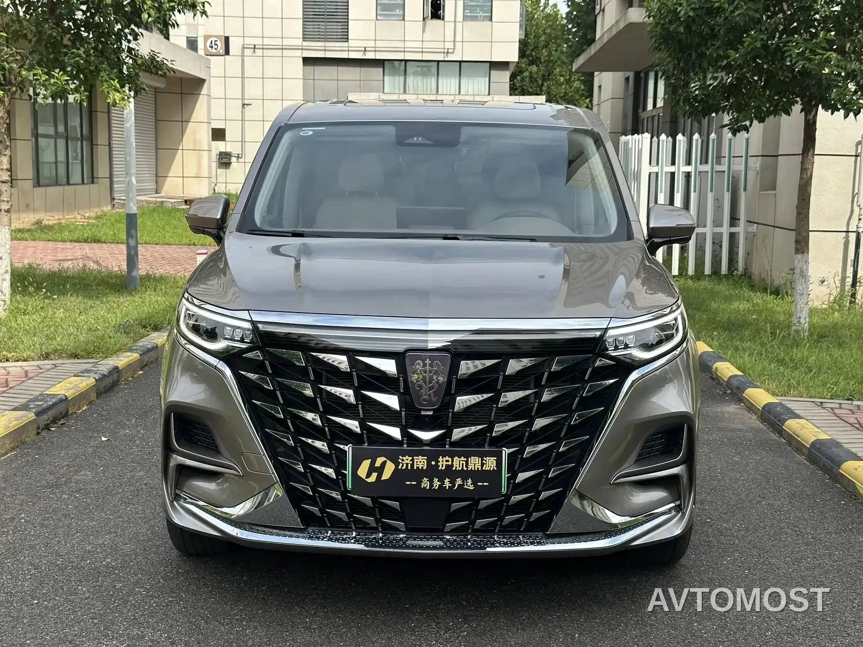 Roewe iMAX8 EV 2025 1.5T DMH Land Luxury Edition — фото 2