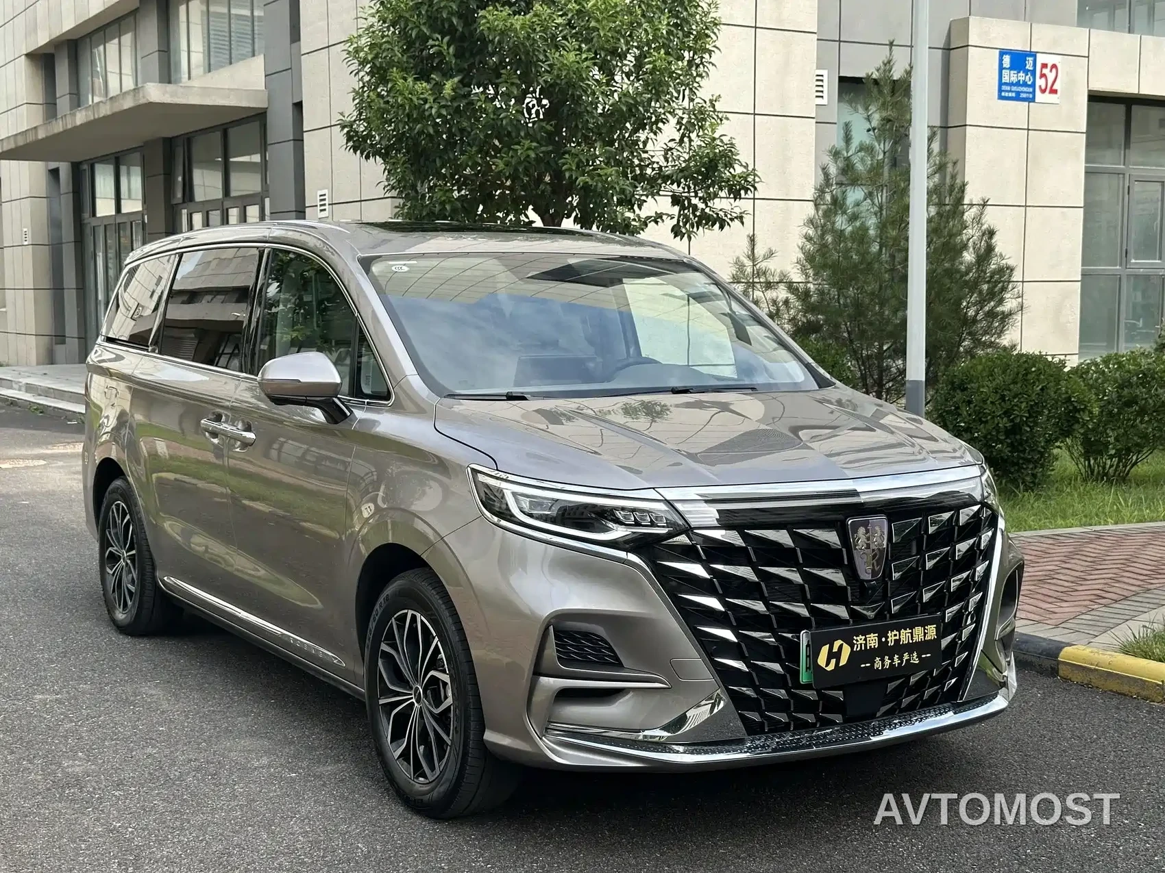 Roewe iMAX8 EV 2025 1.5T DMH Land Luxury Edition — фото 3