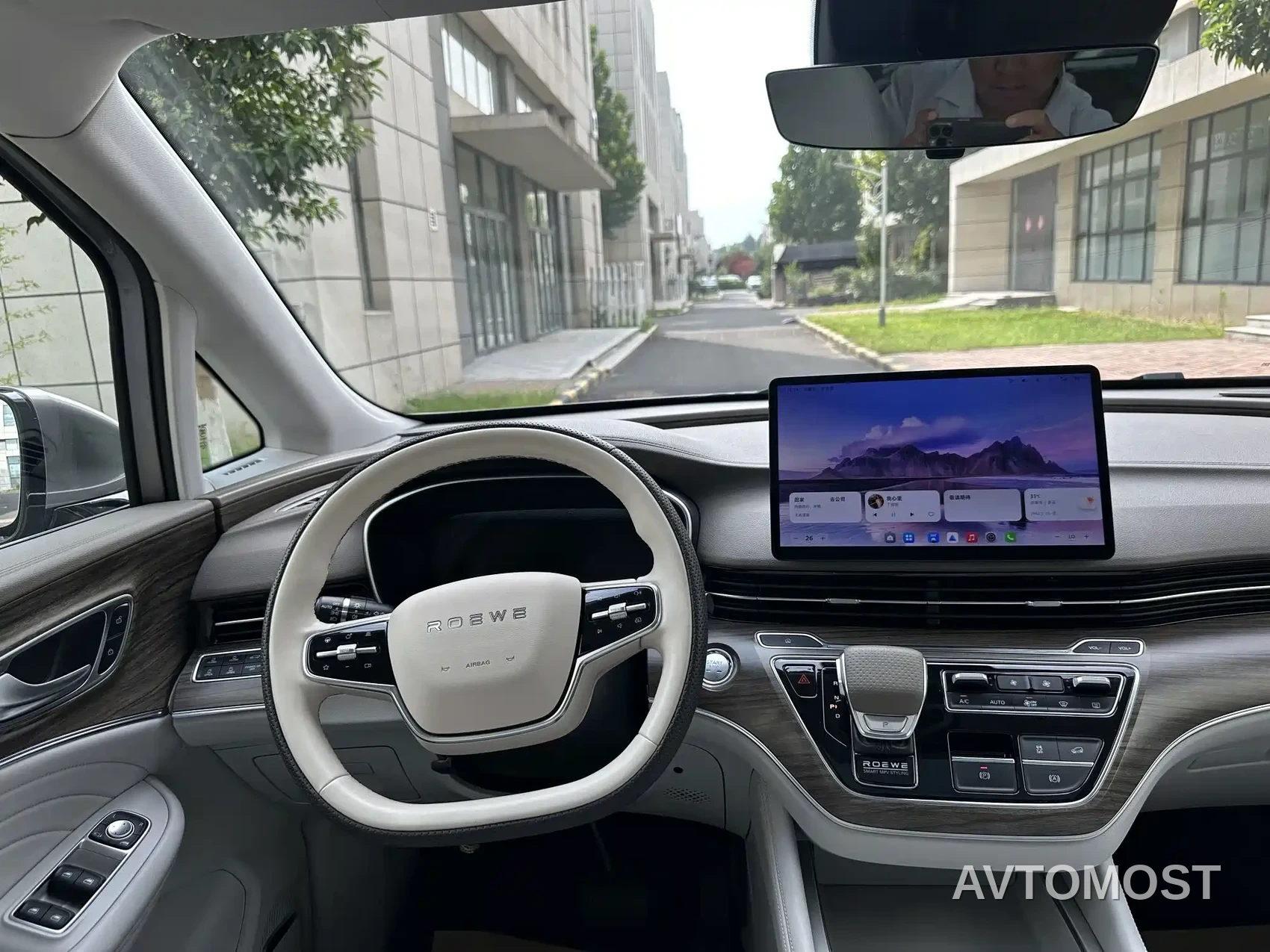 Roewe iMAX8 EV 2025 1.5T DMH Land Luxury Edition — фото 7