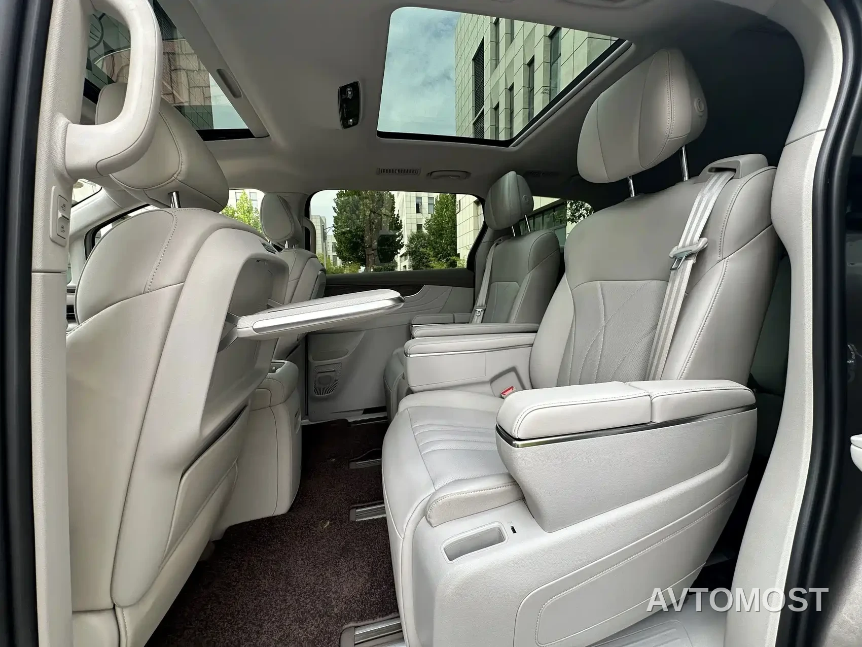 Roewe iMAX8 EV 2025 1.5T DMH Land Luxury Edition — фото 9