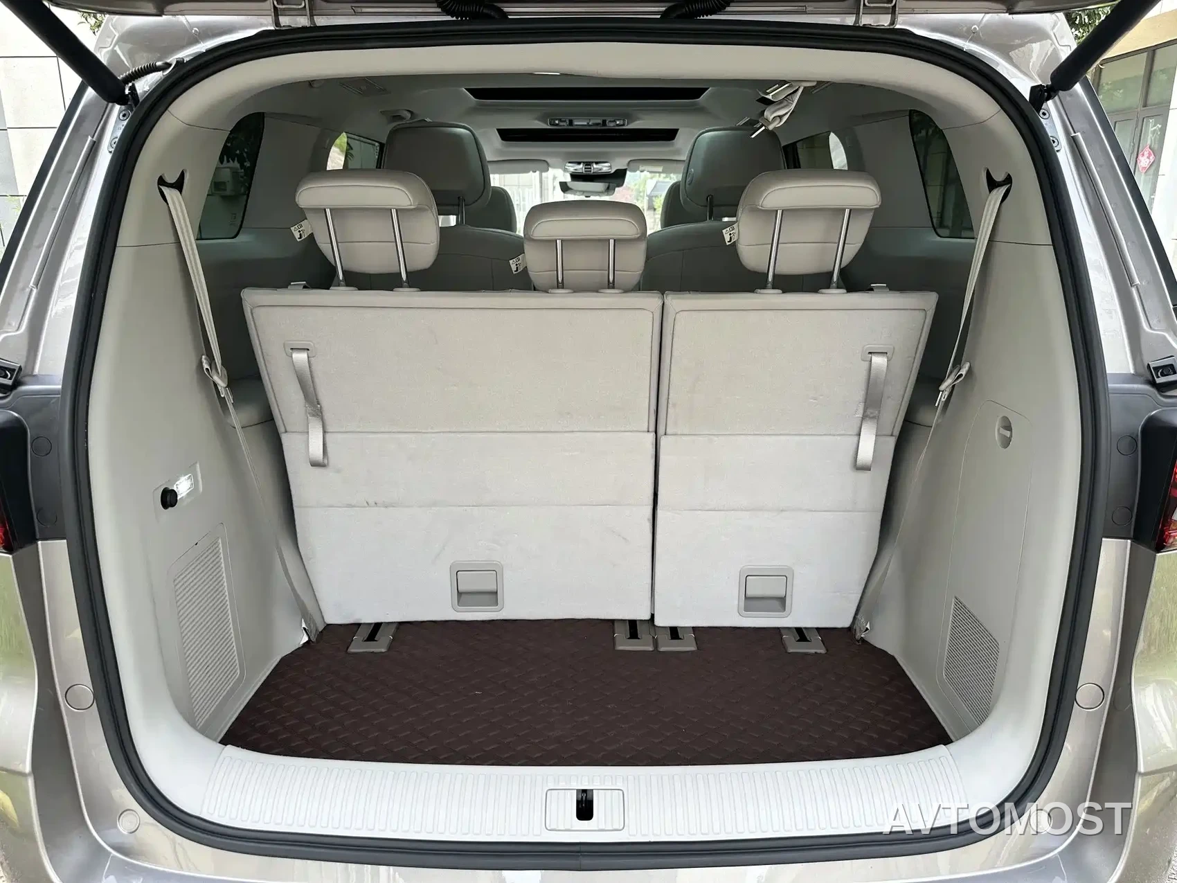 Roewe iMAX8 EV 2025 1.5T DMH Land Luxury Edition — фото 14