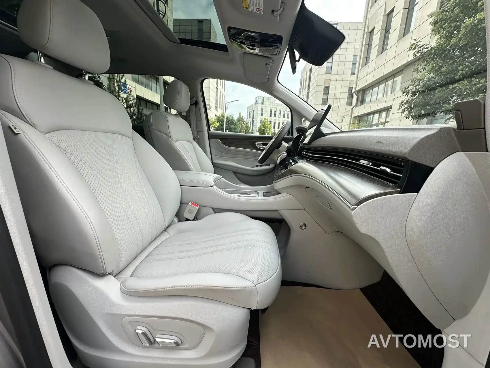 Roewe iMAX8 EV 2025 1.5T DMH Land Luxury Edition — фото 19