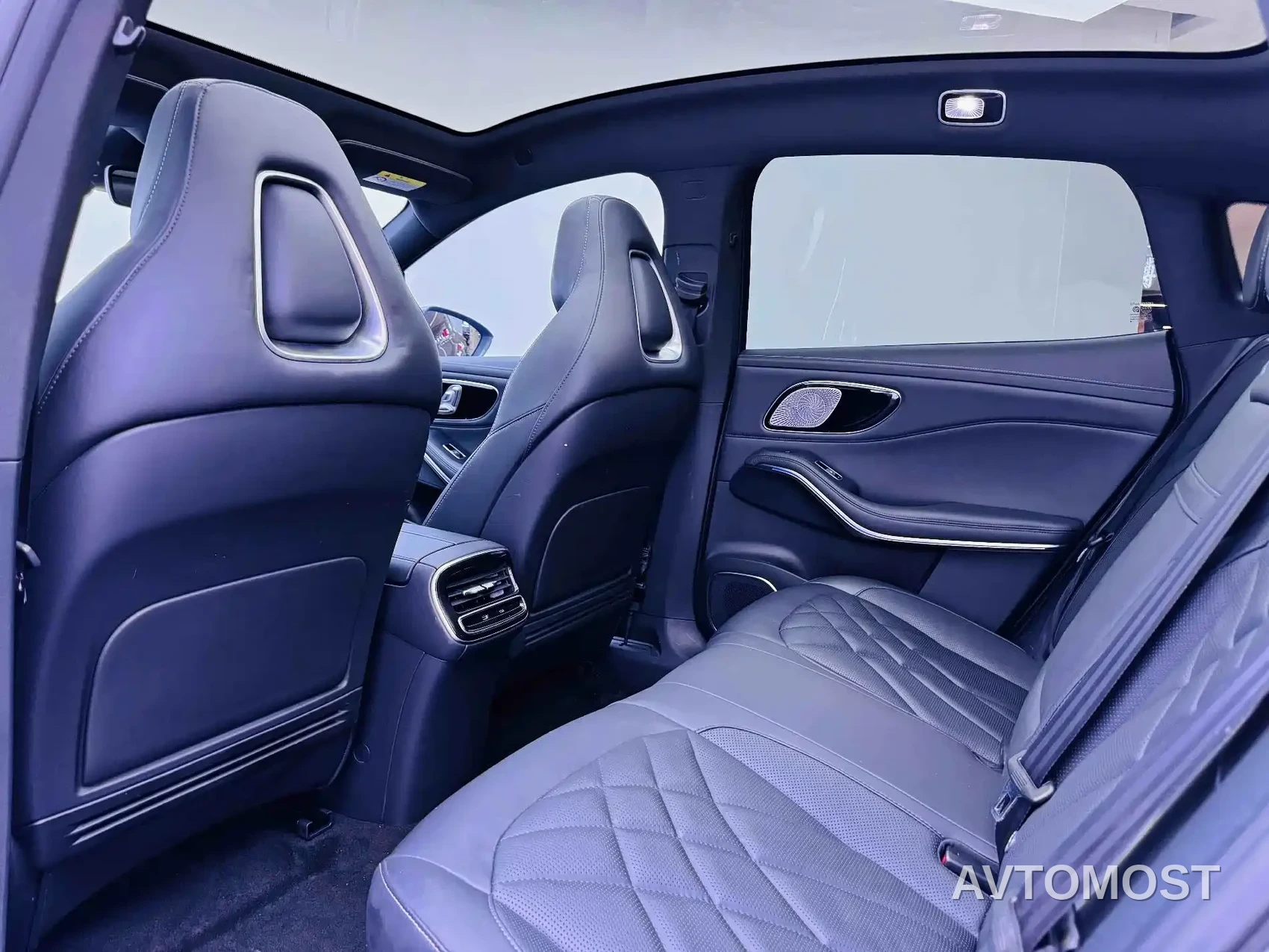 Roewe Feifan R7 2023 Long Range Screen Dominator Edition — фото 9