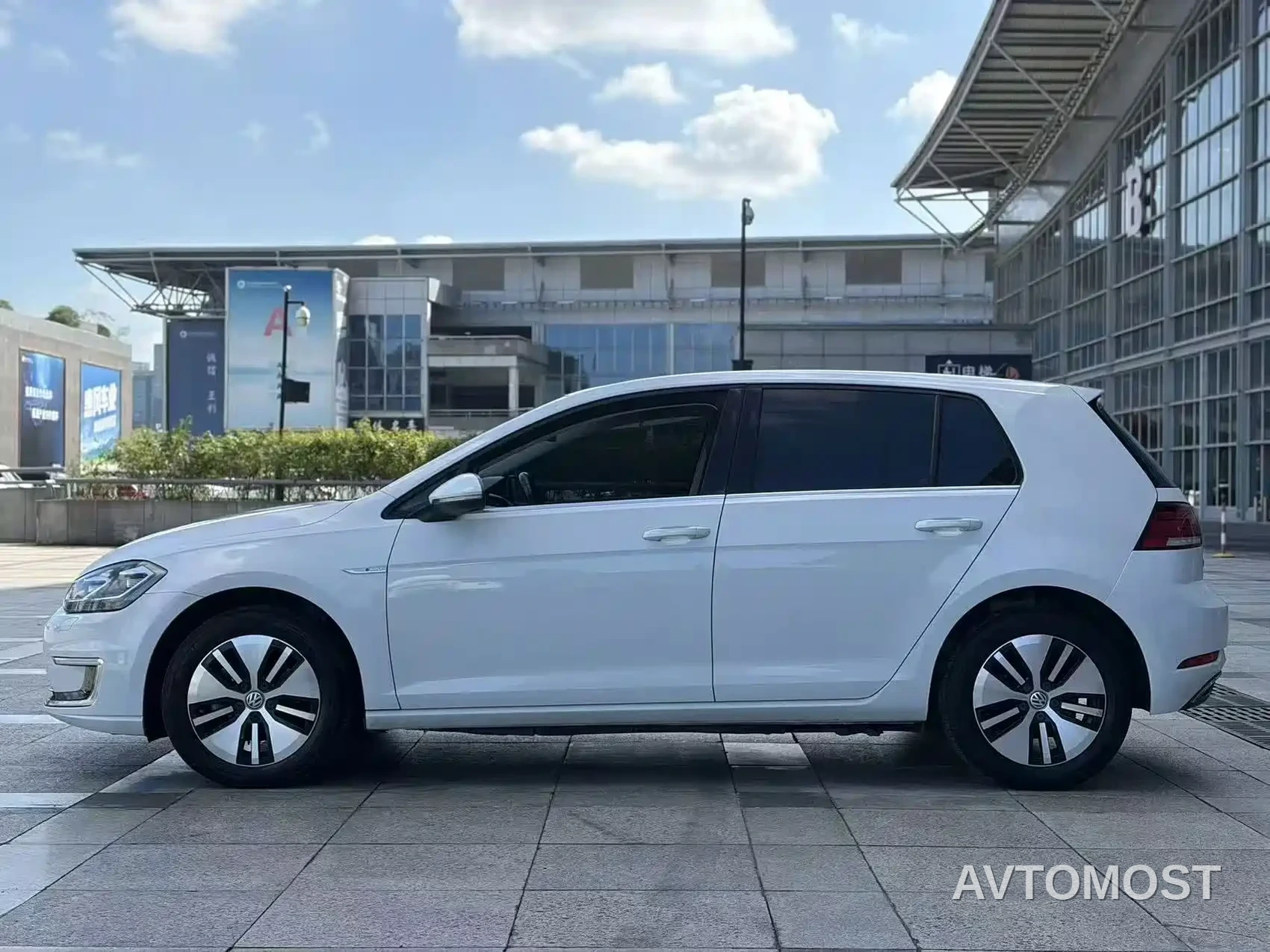 Volkswagen Golf Electric 2020 Chi — фото 4