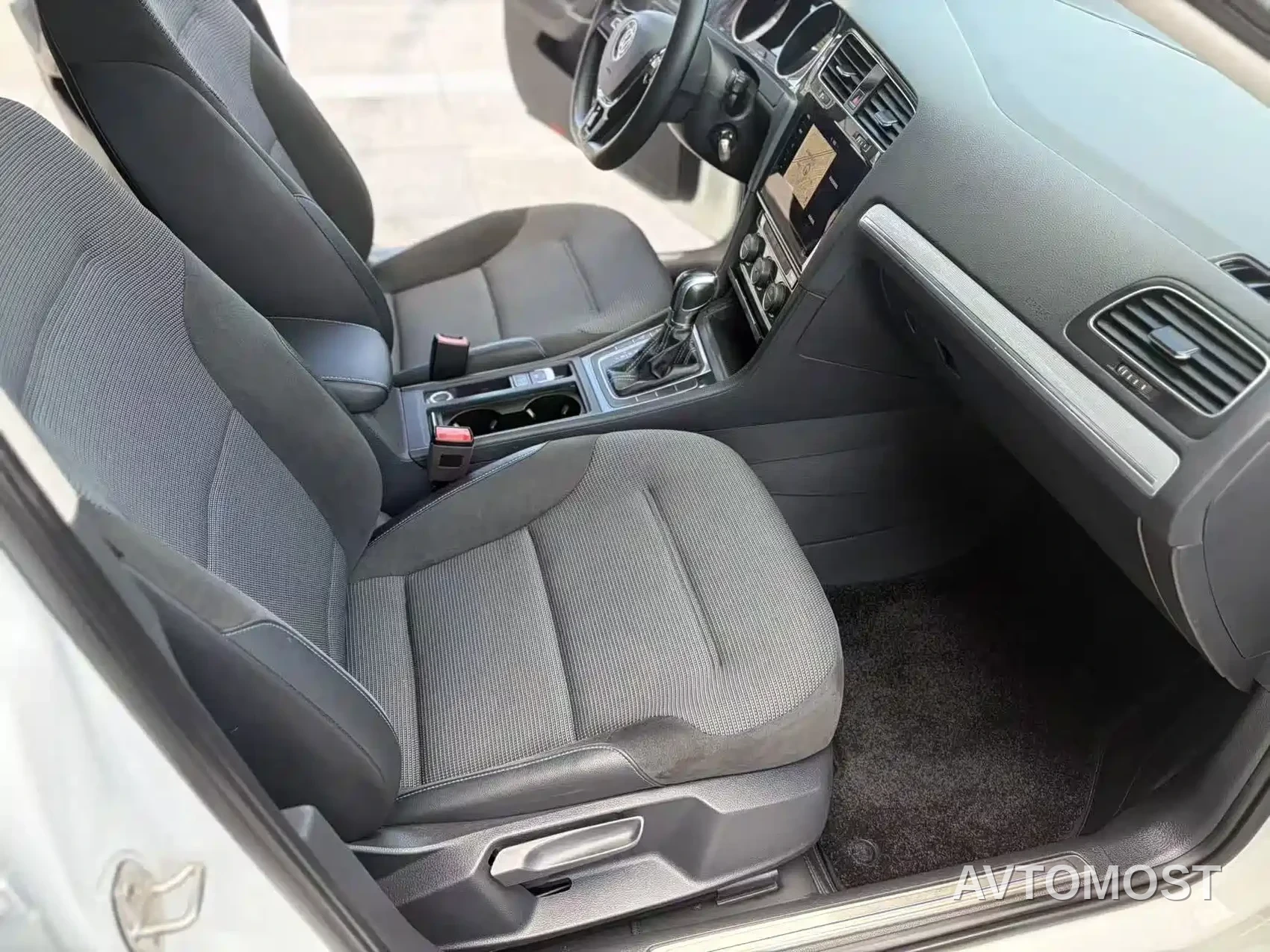 Volkswagen Golf Electric 2020 Chi — фото 12