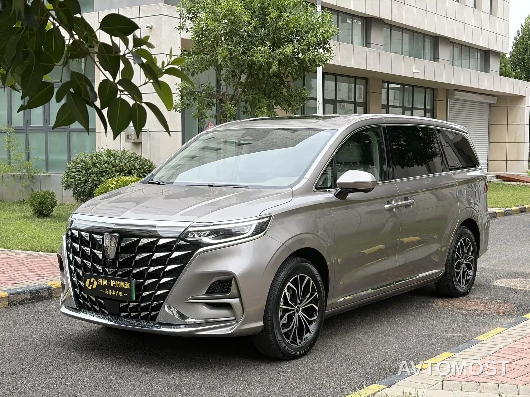 Roewe iMAX8 EV 2026 1.5T DMH High-End Edition — фото 1