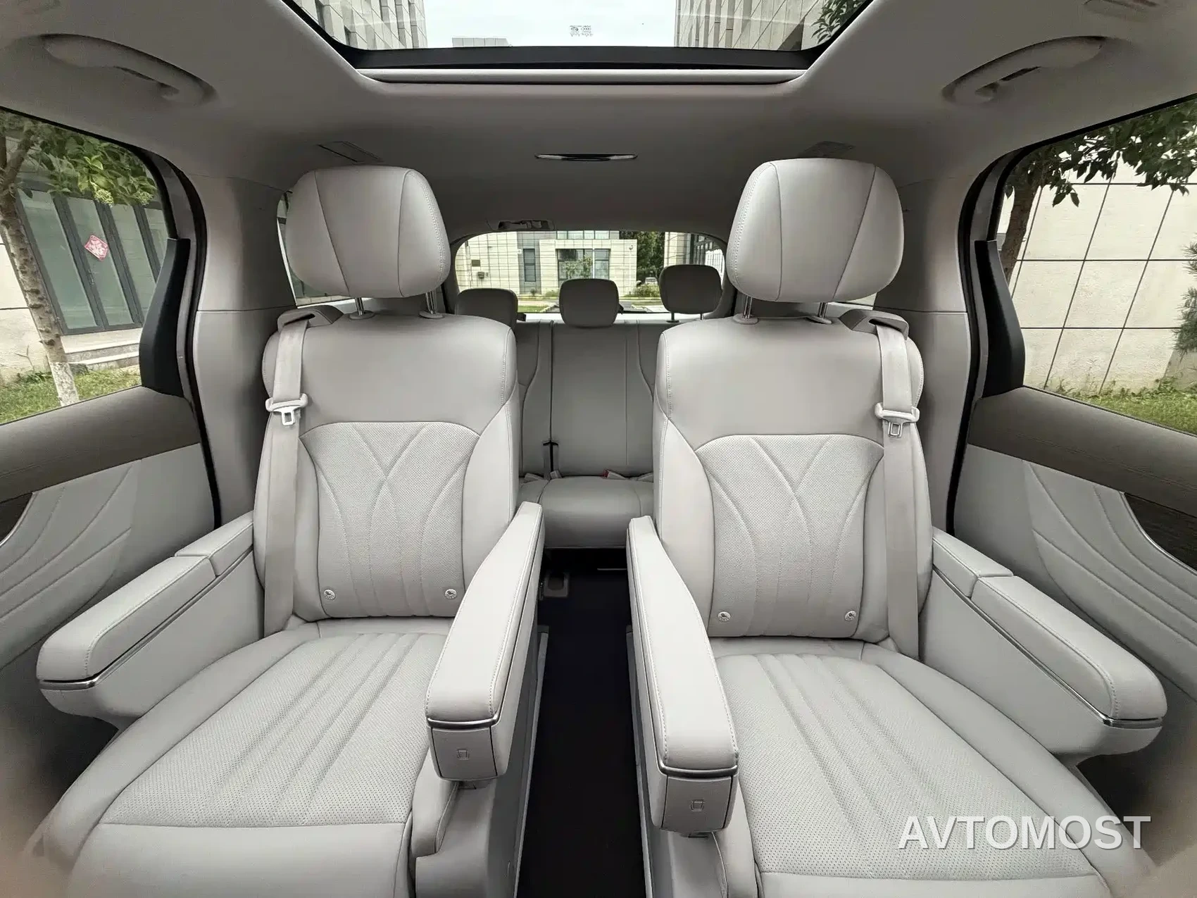 Roewe iMAX8 EV 2026 1.5T DMH High-End Edition — фото 14