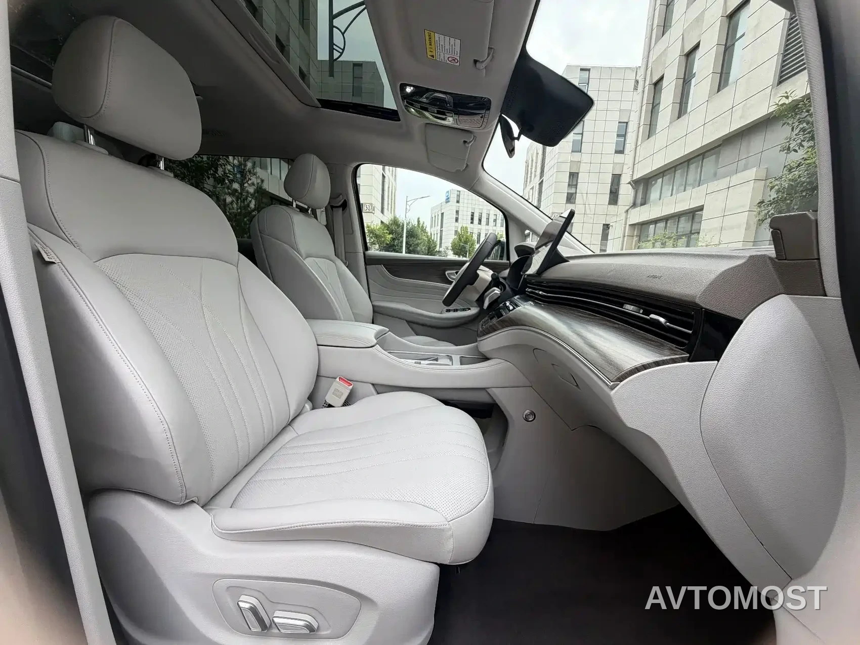 Roewe iMAX8 EV 2026 1.5T DMH High-End Edition — фото 30