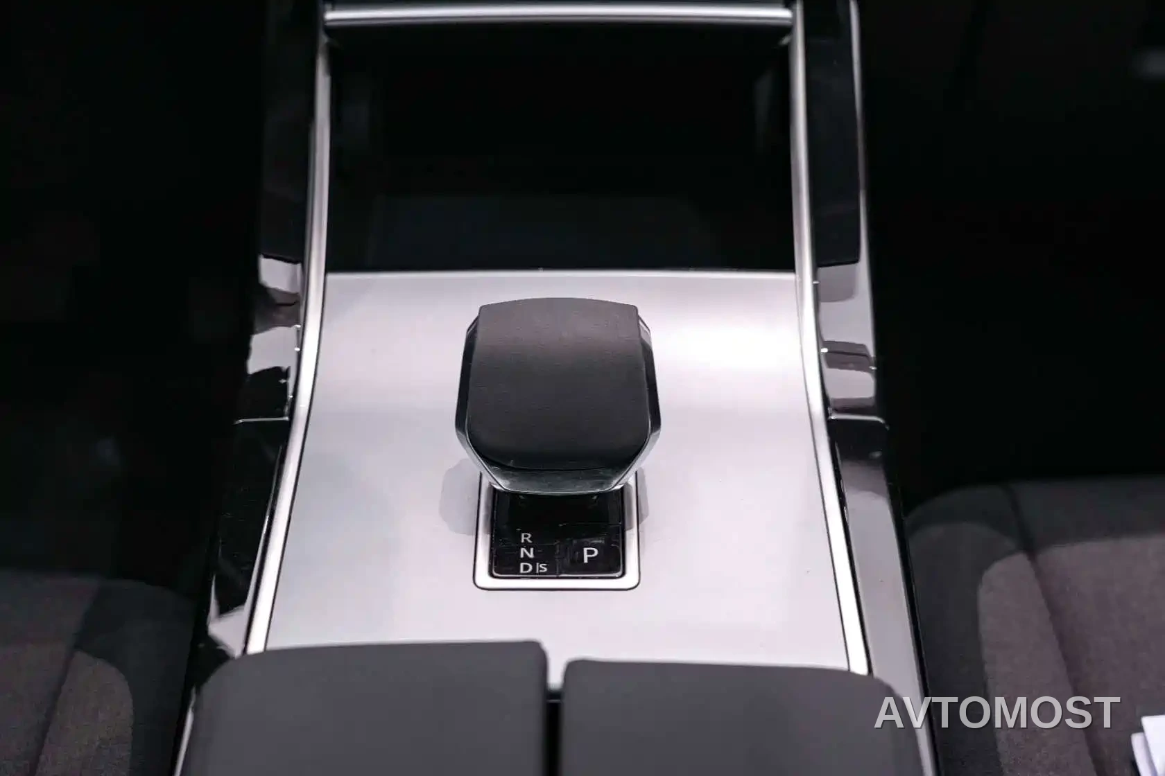 Land Rover Range Rover Velar 2024 S — фото 17