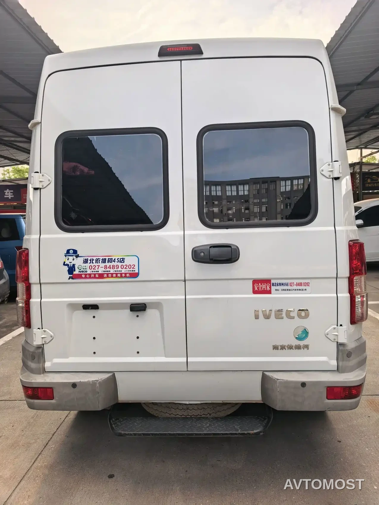 Iveco Daily 2023 2.5T A35M1 Short Wheelbase Medium Roof Dual Tire Manual Door 5-9 Seater — фото 1