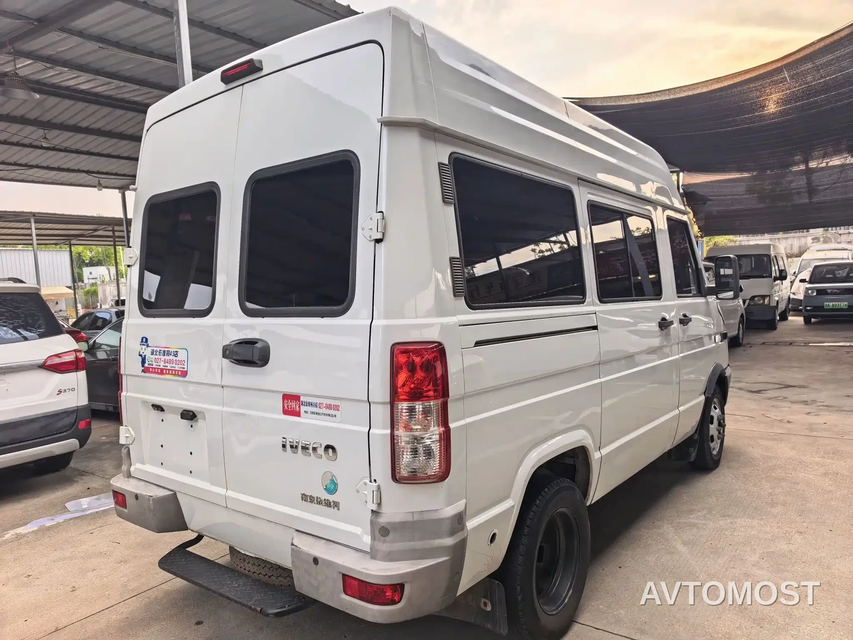 Iveco Daily 2023 2.5T A35M1 Short Wheelbase Medium Roof Dual Tire Manual Door 5-9 Seater — фото 3