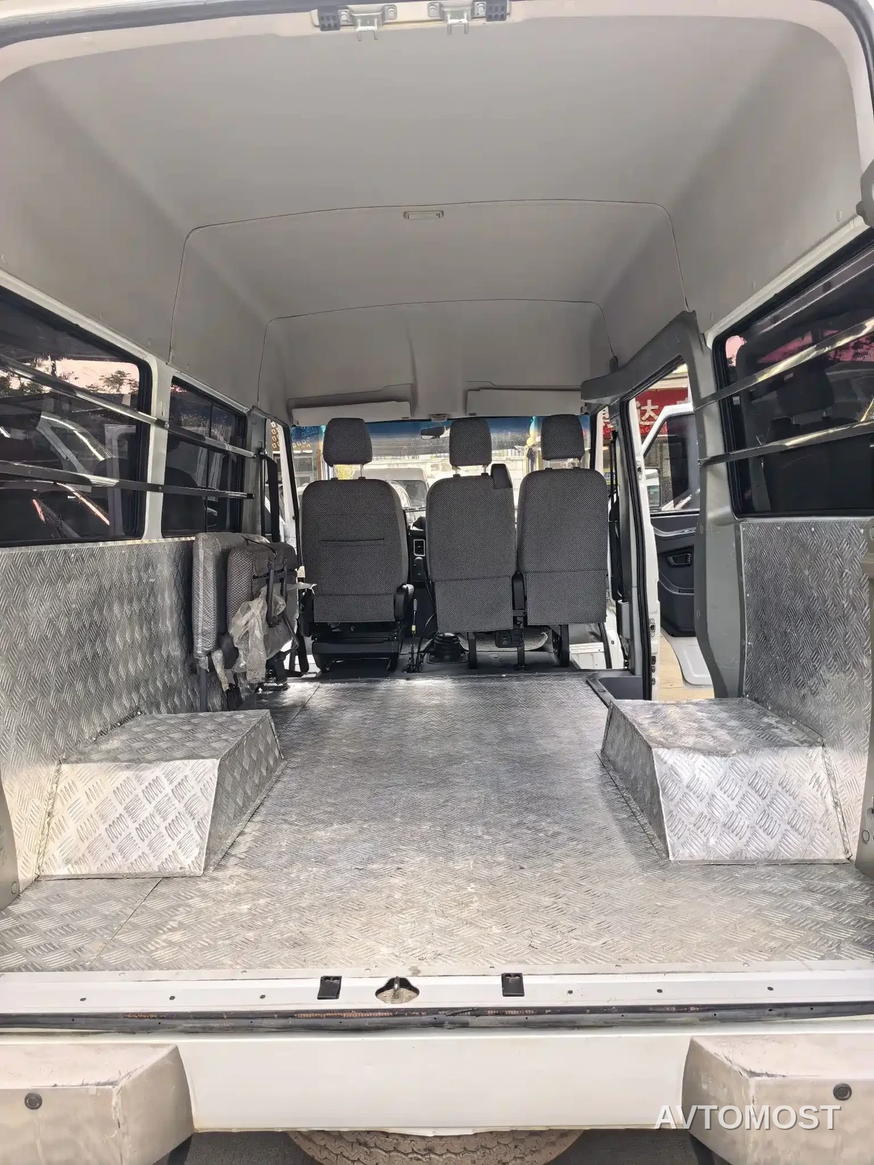 Iveco Daily 2023 2.5T A35M1 Short Wheelbase Medium Roof Dual Tire Manual Door 5-9 Seater — фото 6