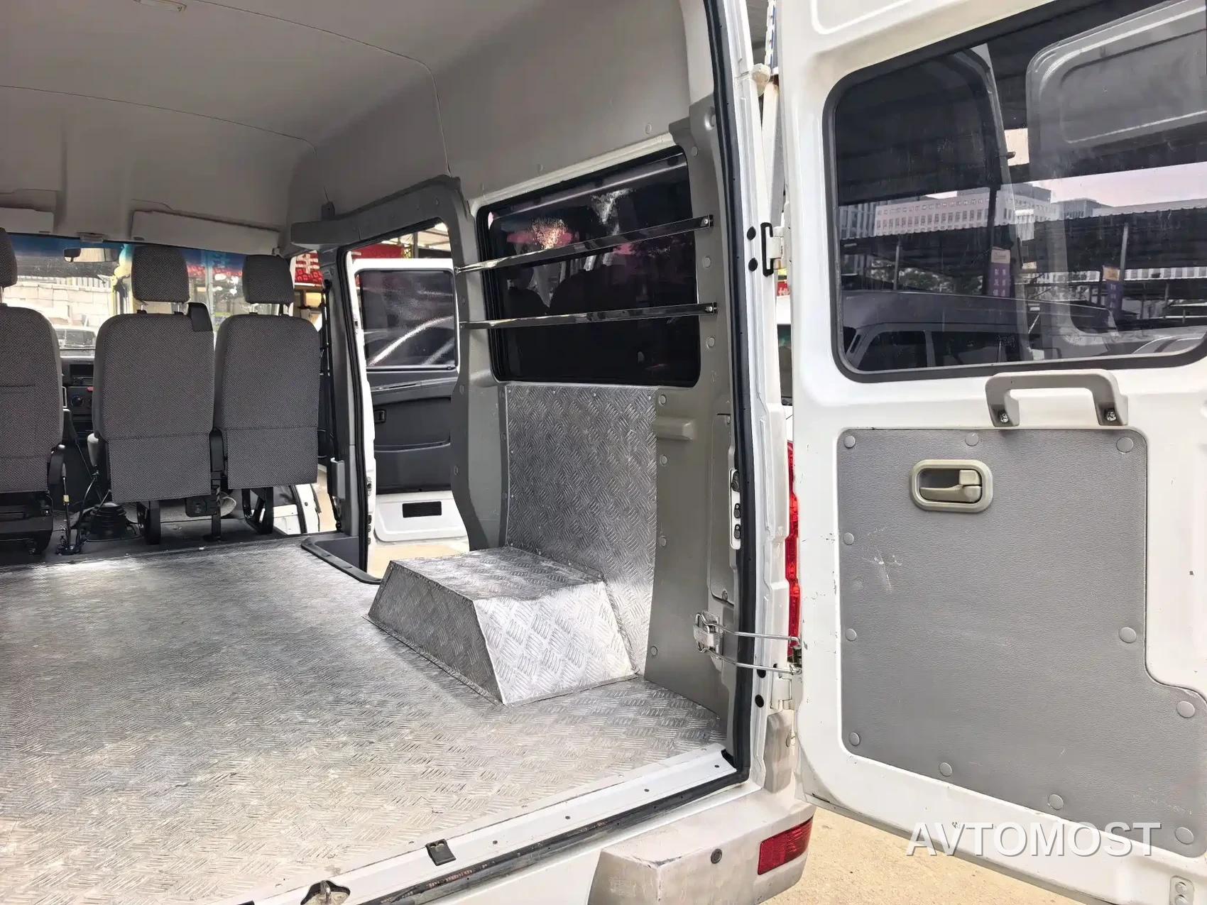 Iveco Daily 2023 2.5T A35M1 Short Wheelbase Medium Roof Dual Tire Manual Door 5-9 Seater — фото 8