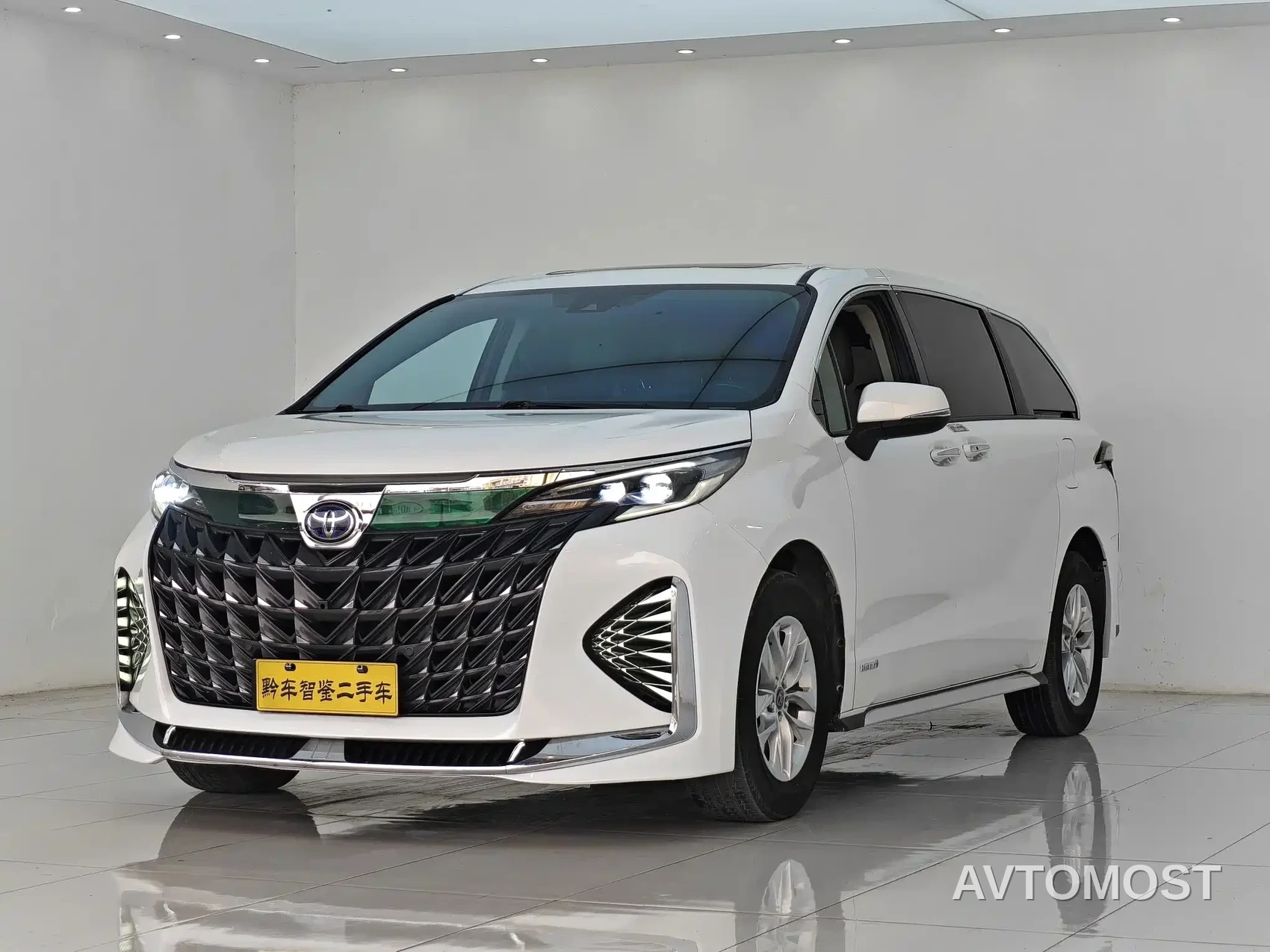 Toyota Granvia 2023 2.5L Hybrid Comfort Edition — фото 1
