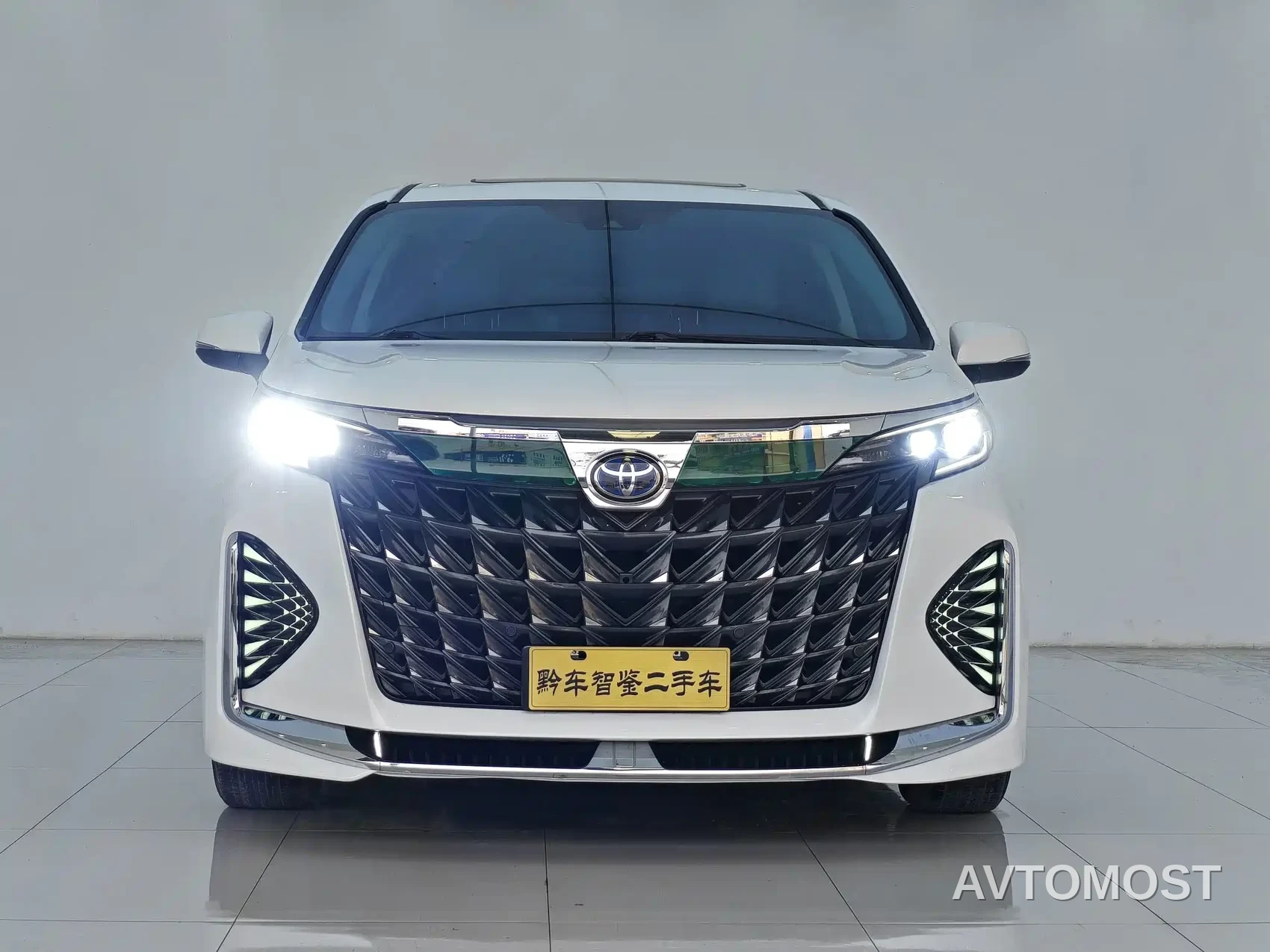 Toyota Granvia 2023 2.5L Hybrid Comfort Edition — фото 2