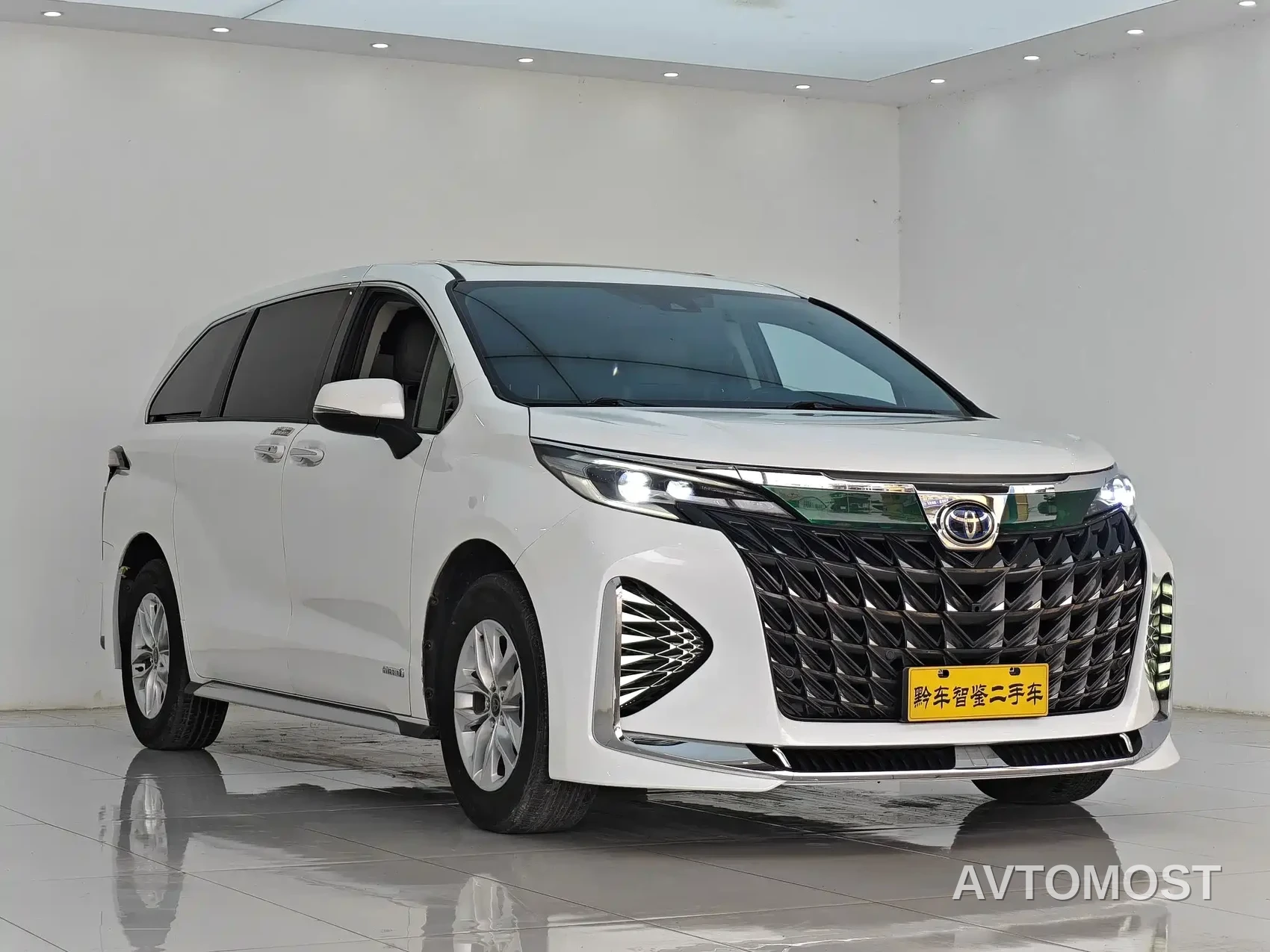 Toyota Granvia 2023 2.5L Hybrid Comfort Edition — фото 3